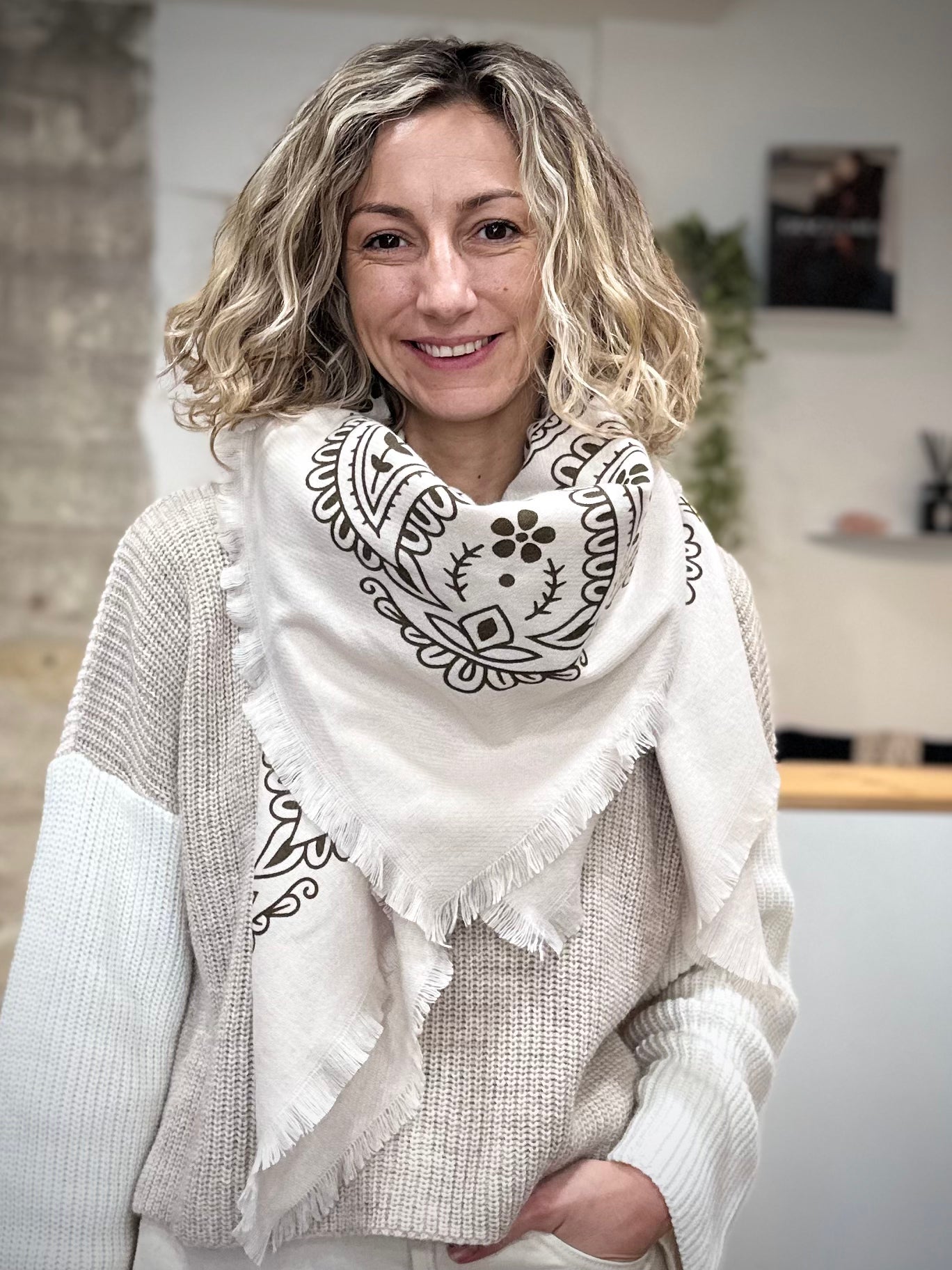 Echarpe femme crème motif bandana marron