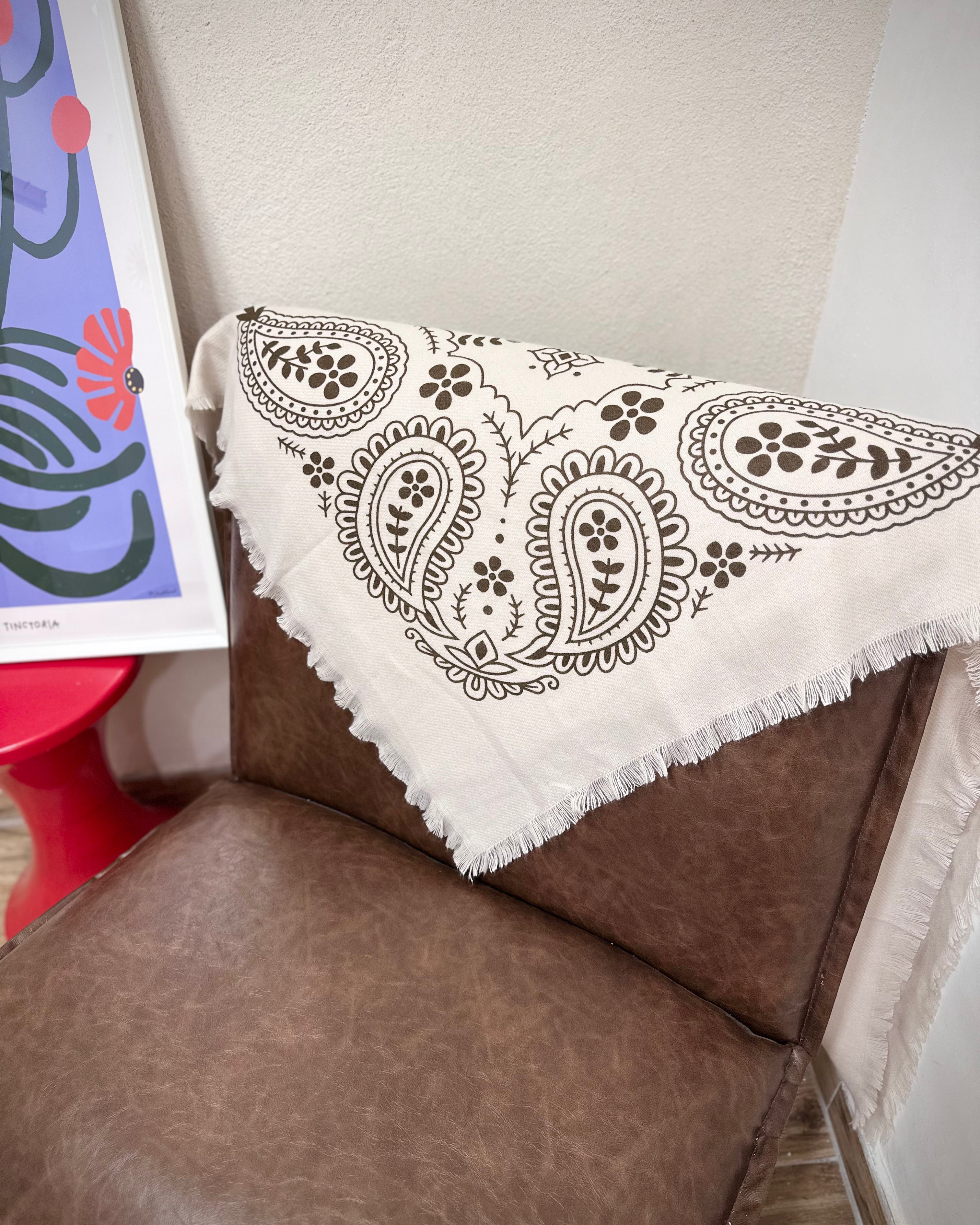 Détail du motif bandana marron sur écharpe crème