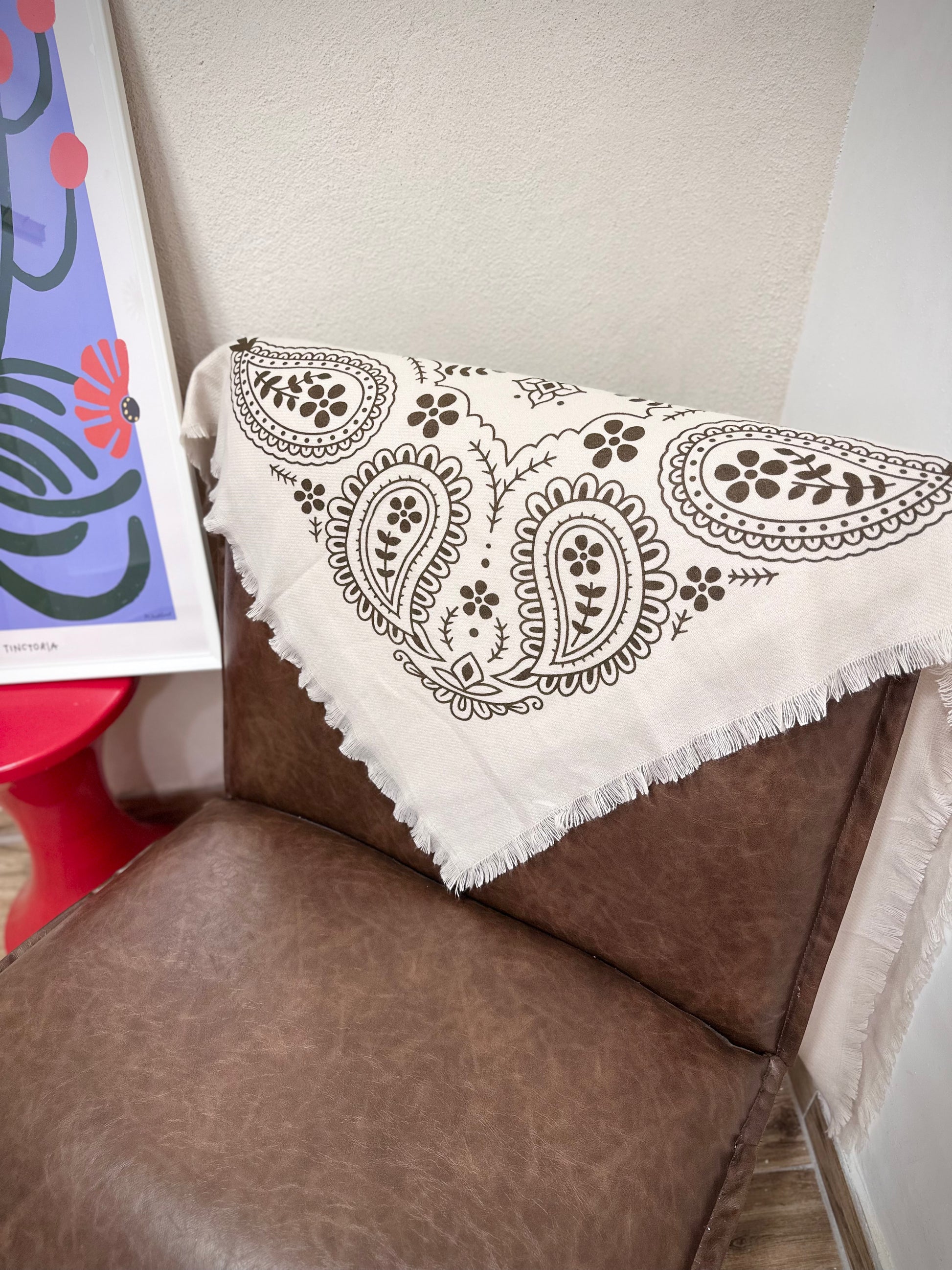 Détail du motif bandana marron sur écharpe crème