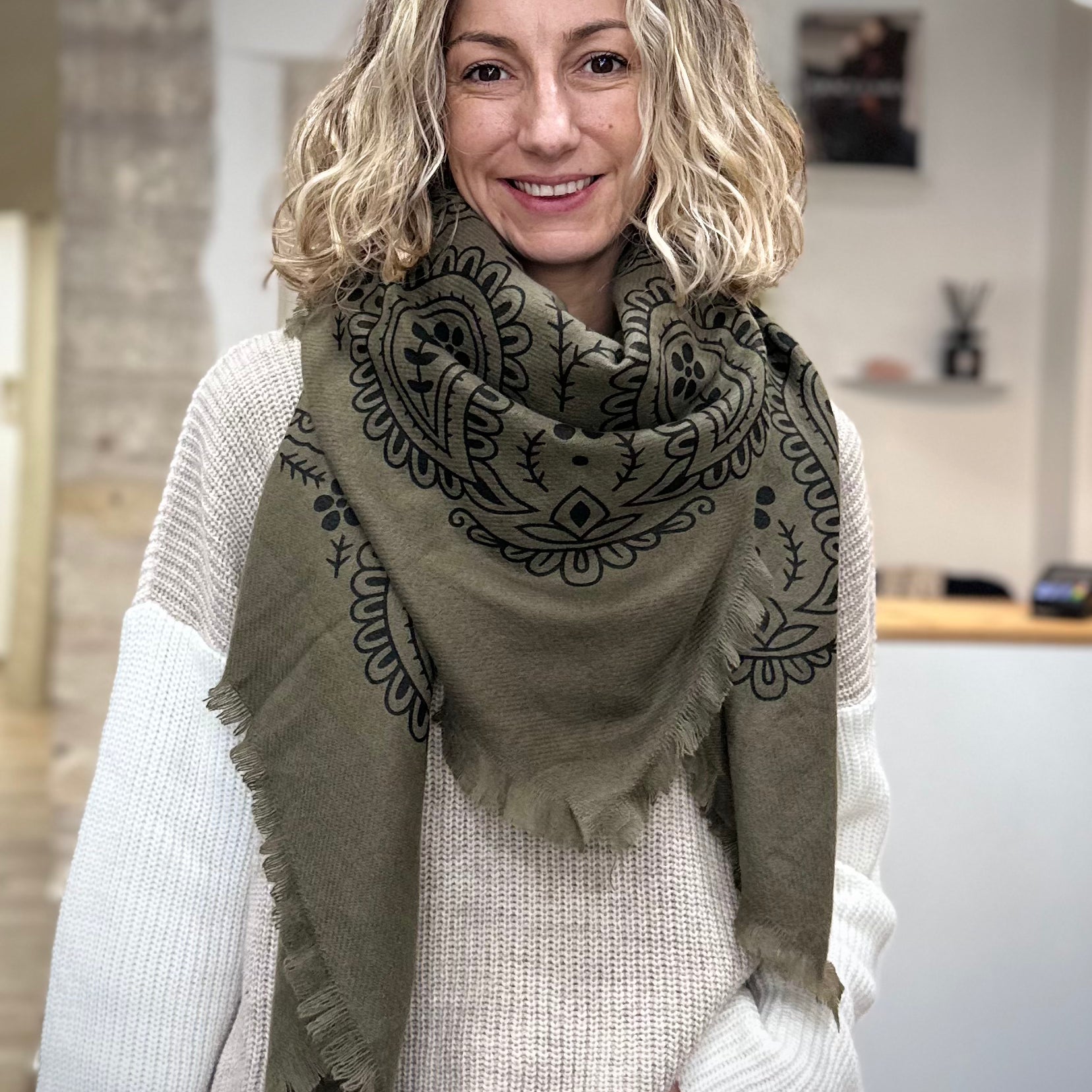 Drapé élégant d’une écharpe Alma kaki