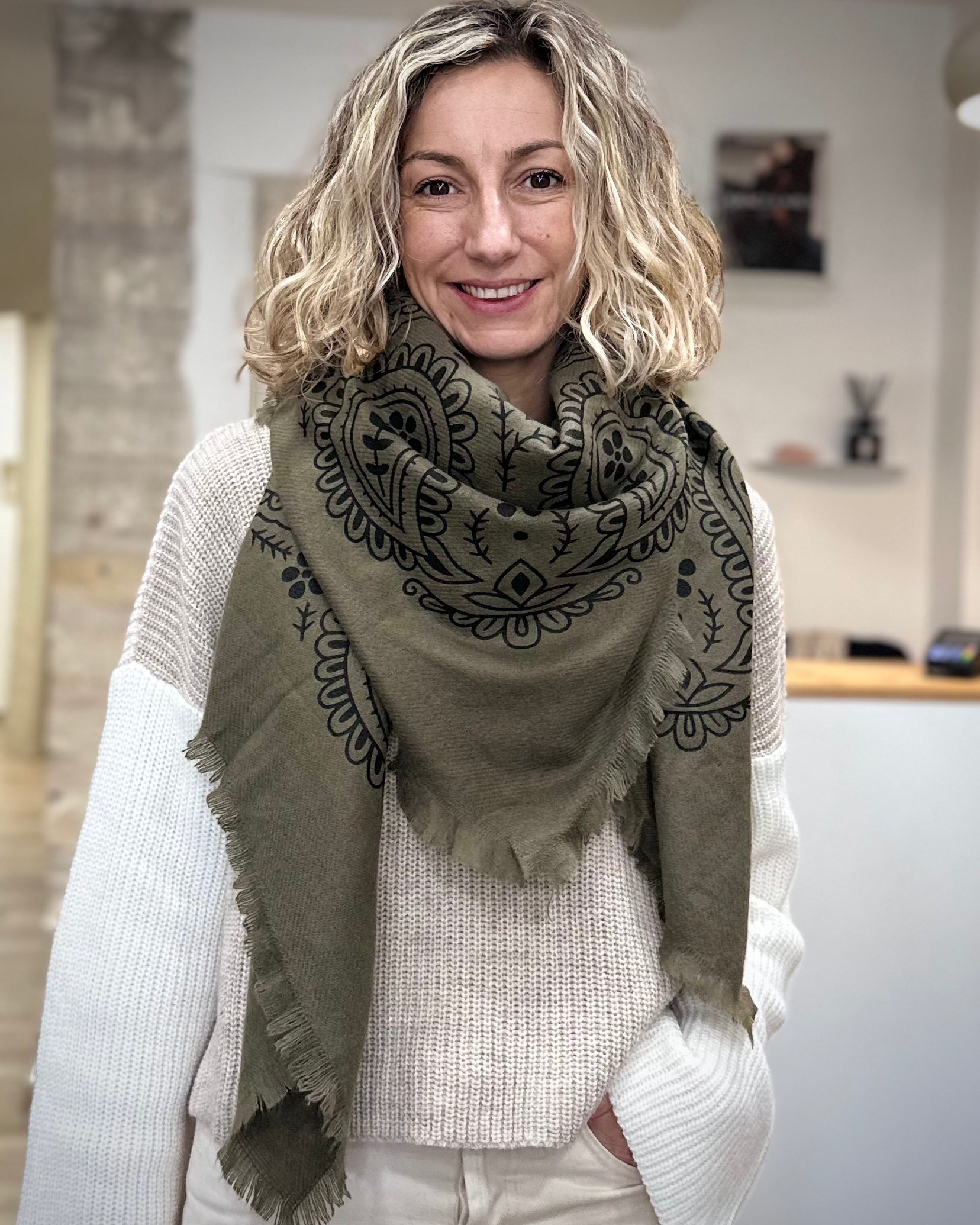 Drapé élégant d’une écharpe Alma kaki