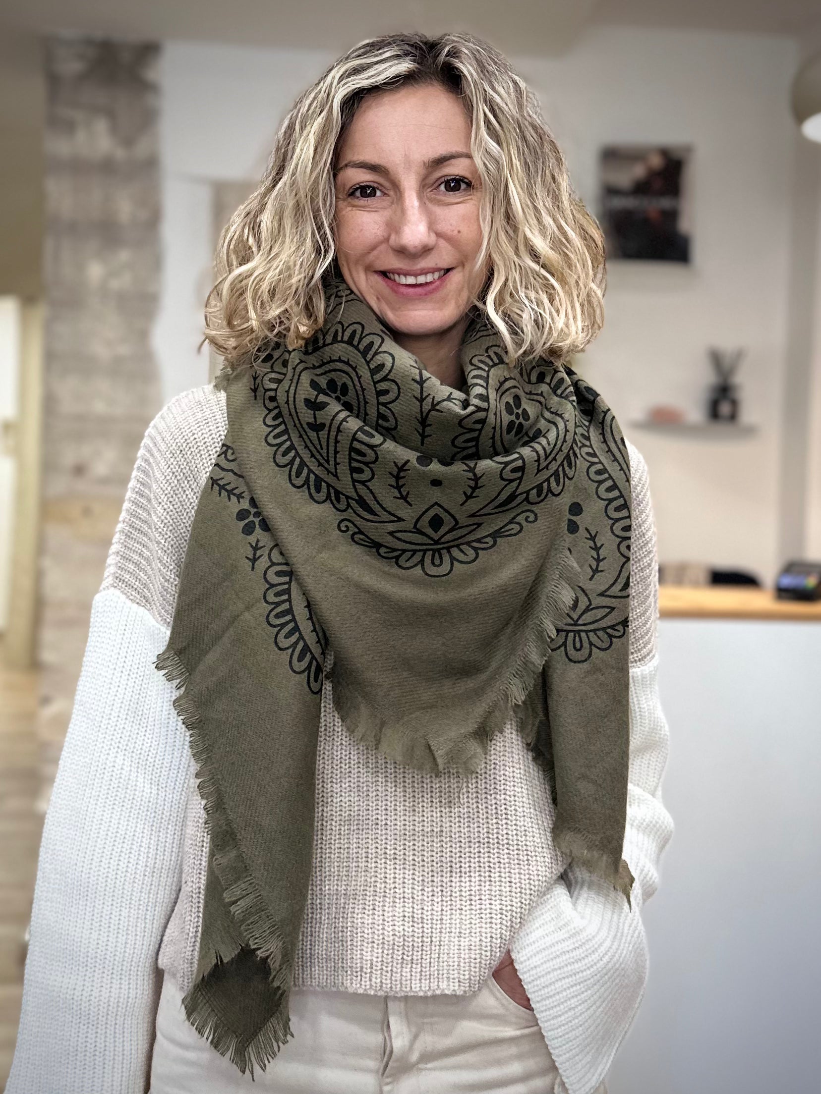 Drapé élégant d’une écharpe Alma kaki