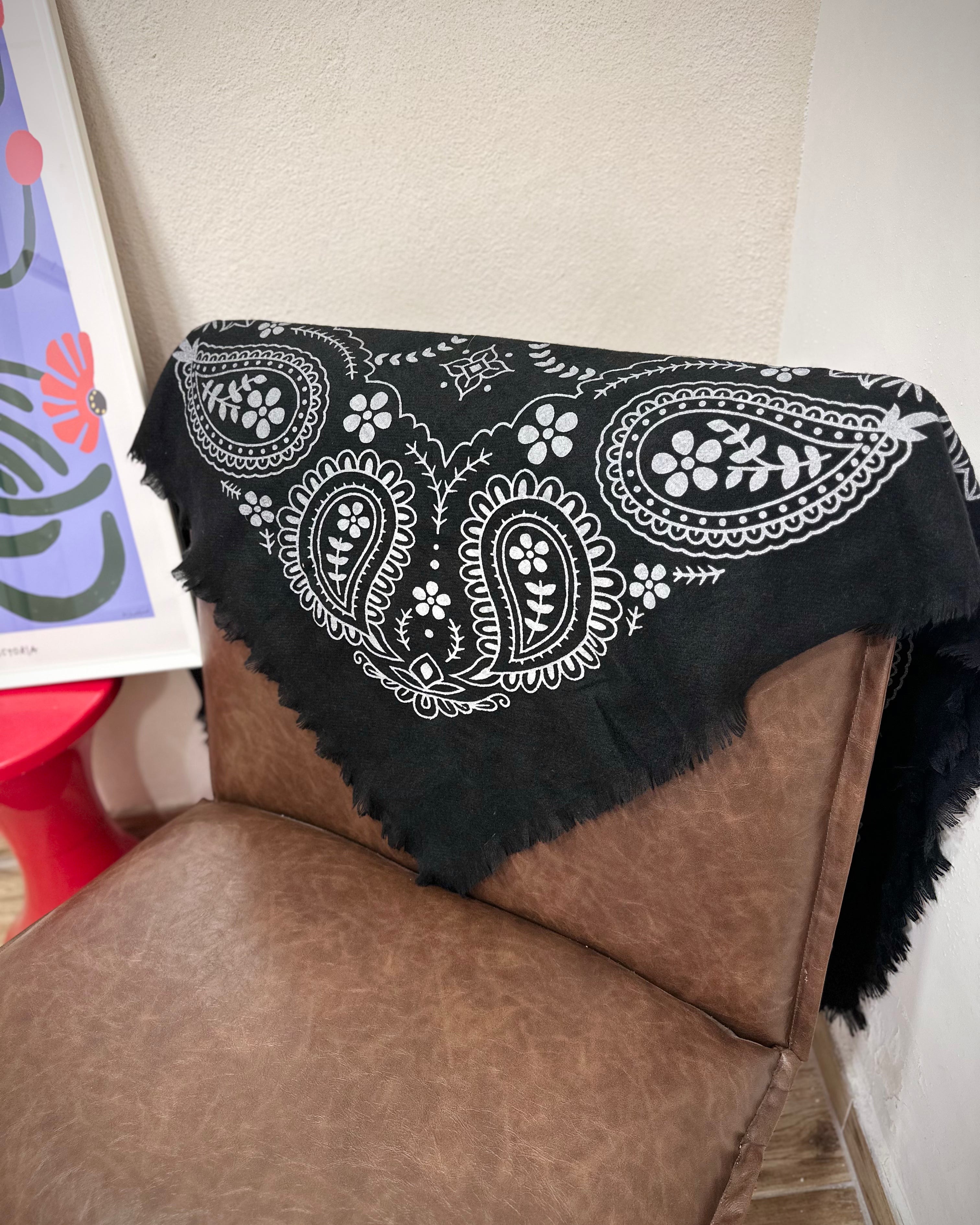 Echarpe Bandana Noir Alma sur fauteuil en cuir marron