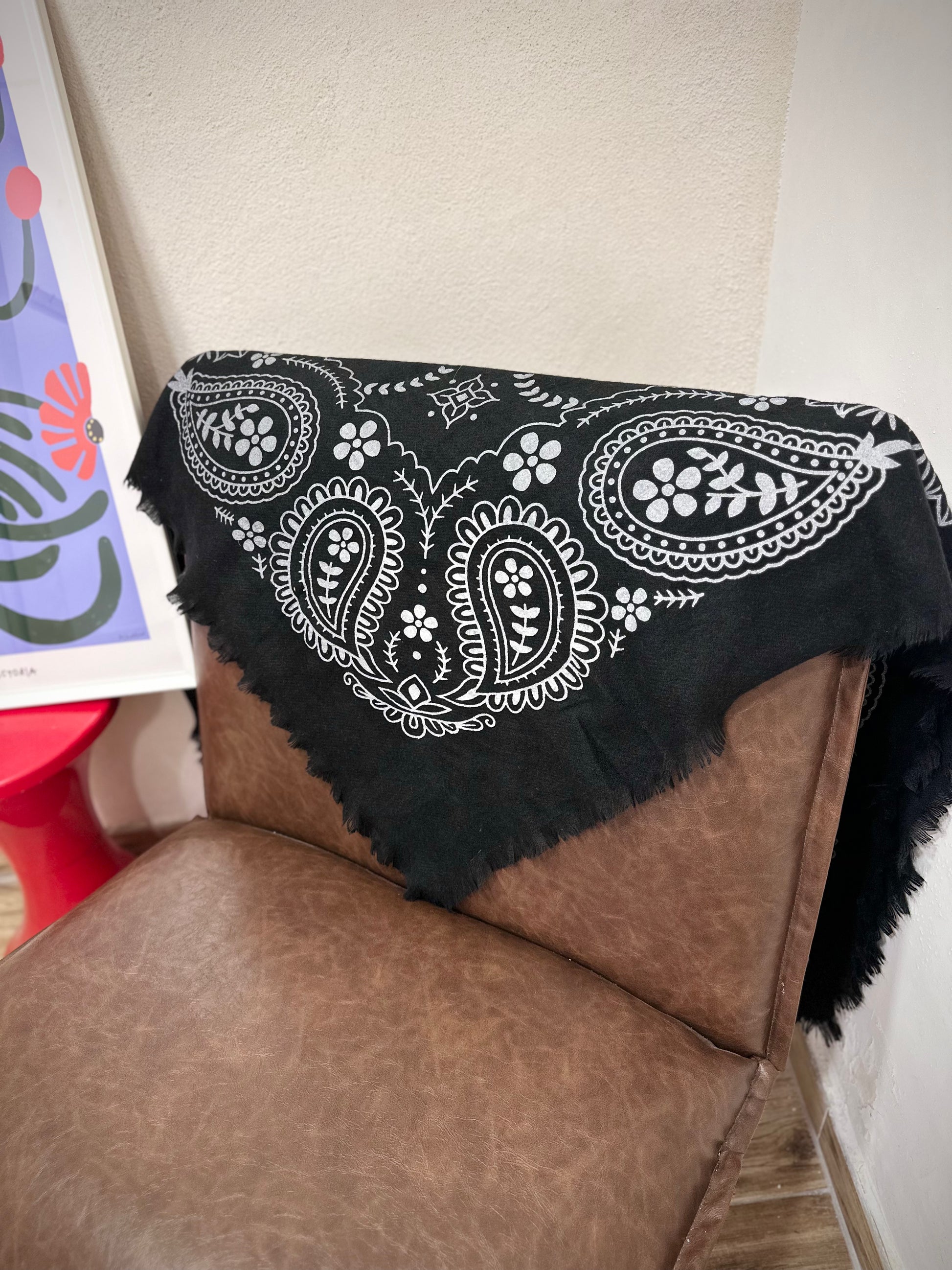 Echarpe Bandana Noir Alma sur fauteuil en cuir marron