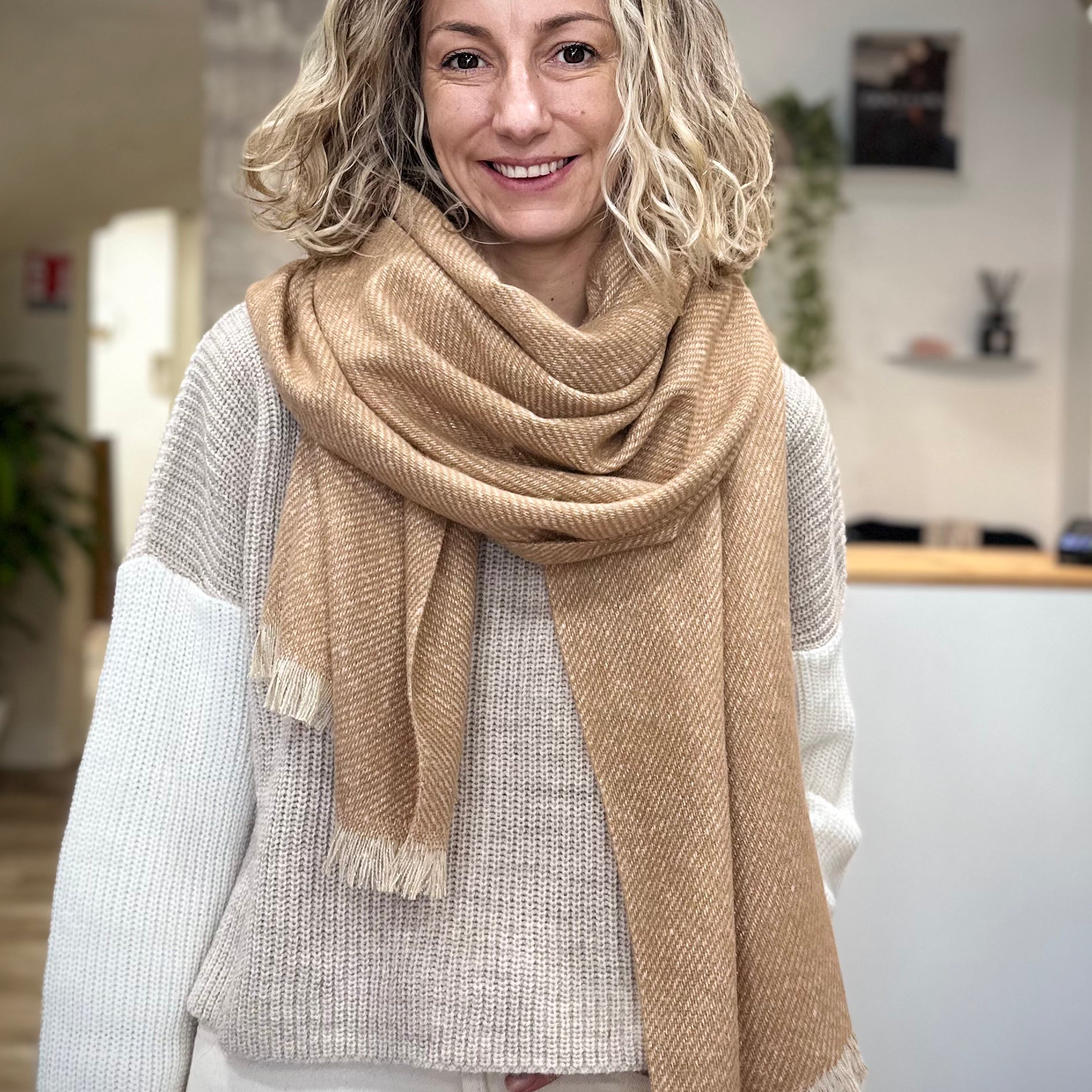 Echarpe Mira beige avec fil doré