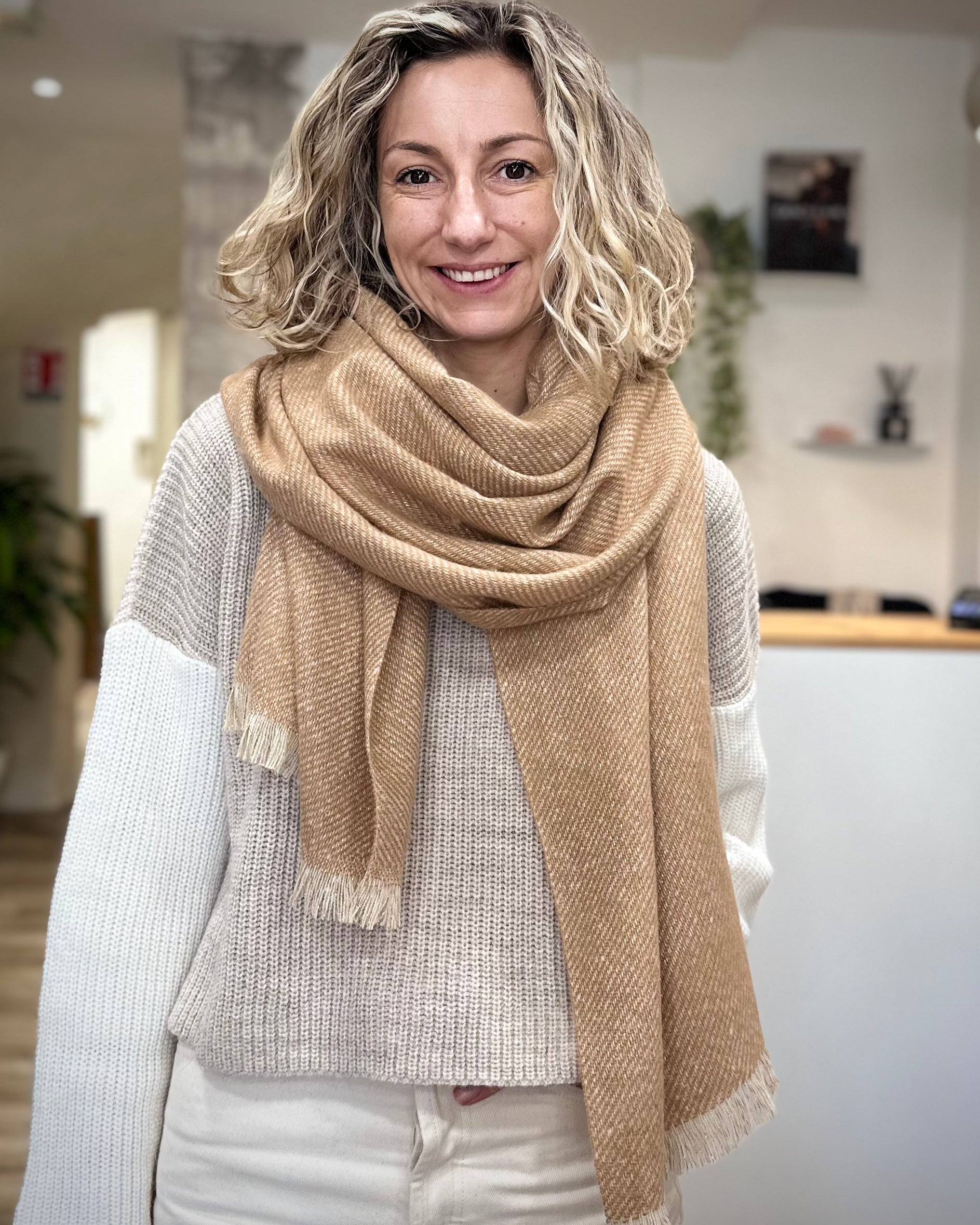 Echarpe Mira beige avec fil doré