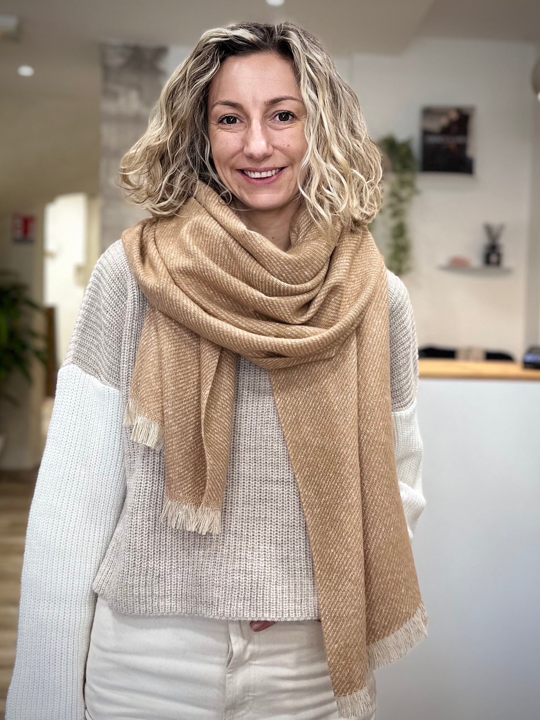 Echarpe Mira beige avec fil doré