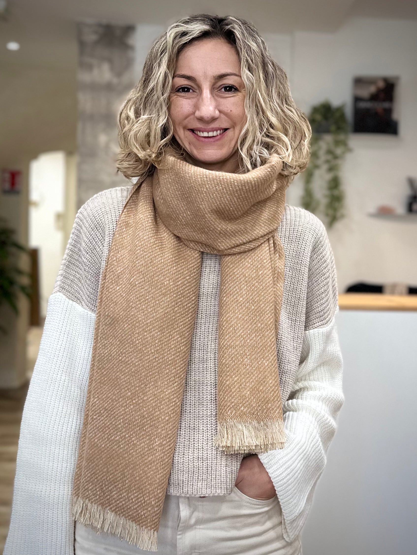 écharpe femme chic beige doré