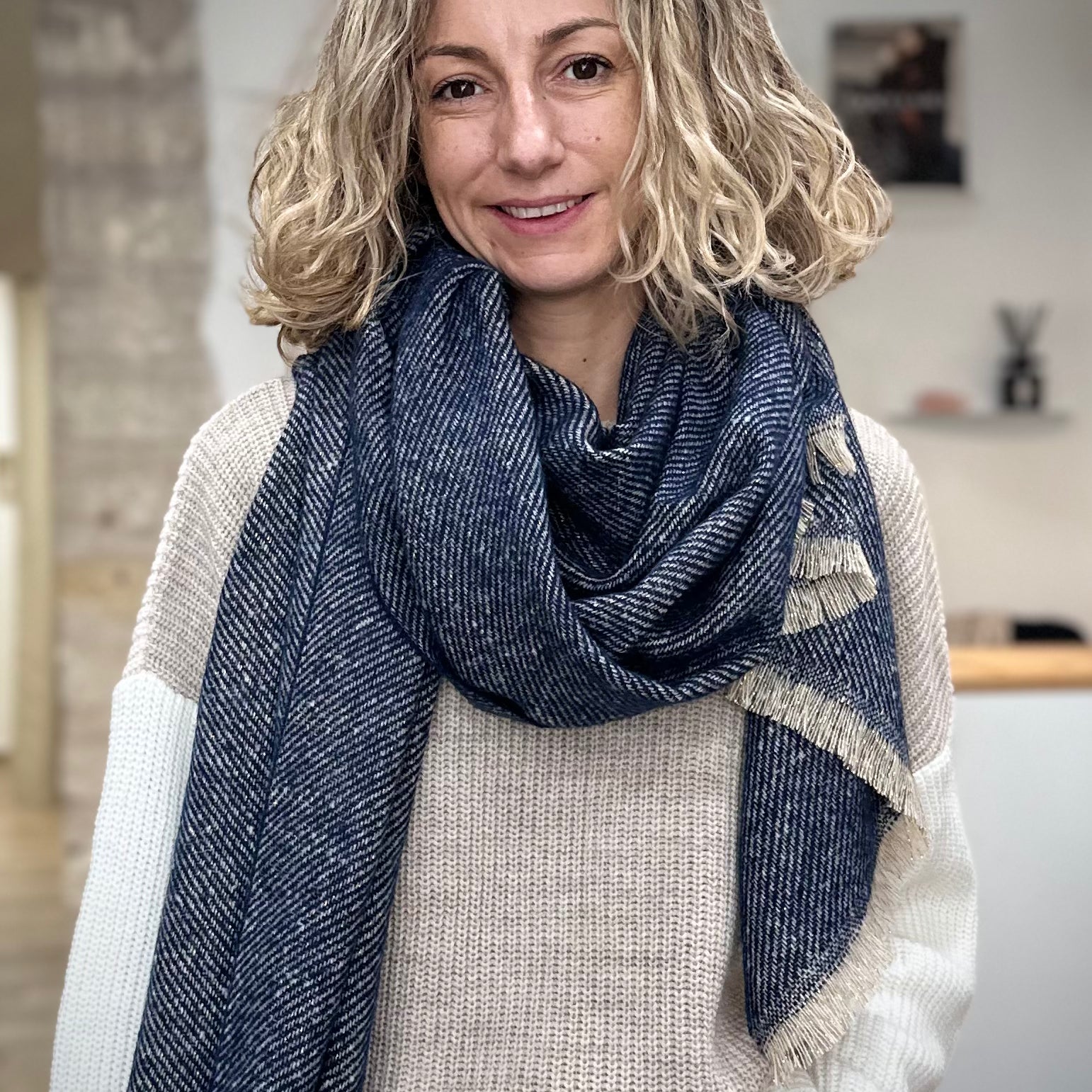 écharpe Mira bleu marine avec fil doré