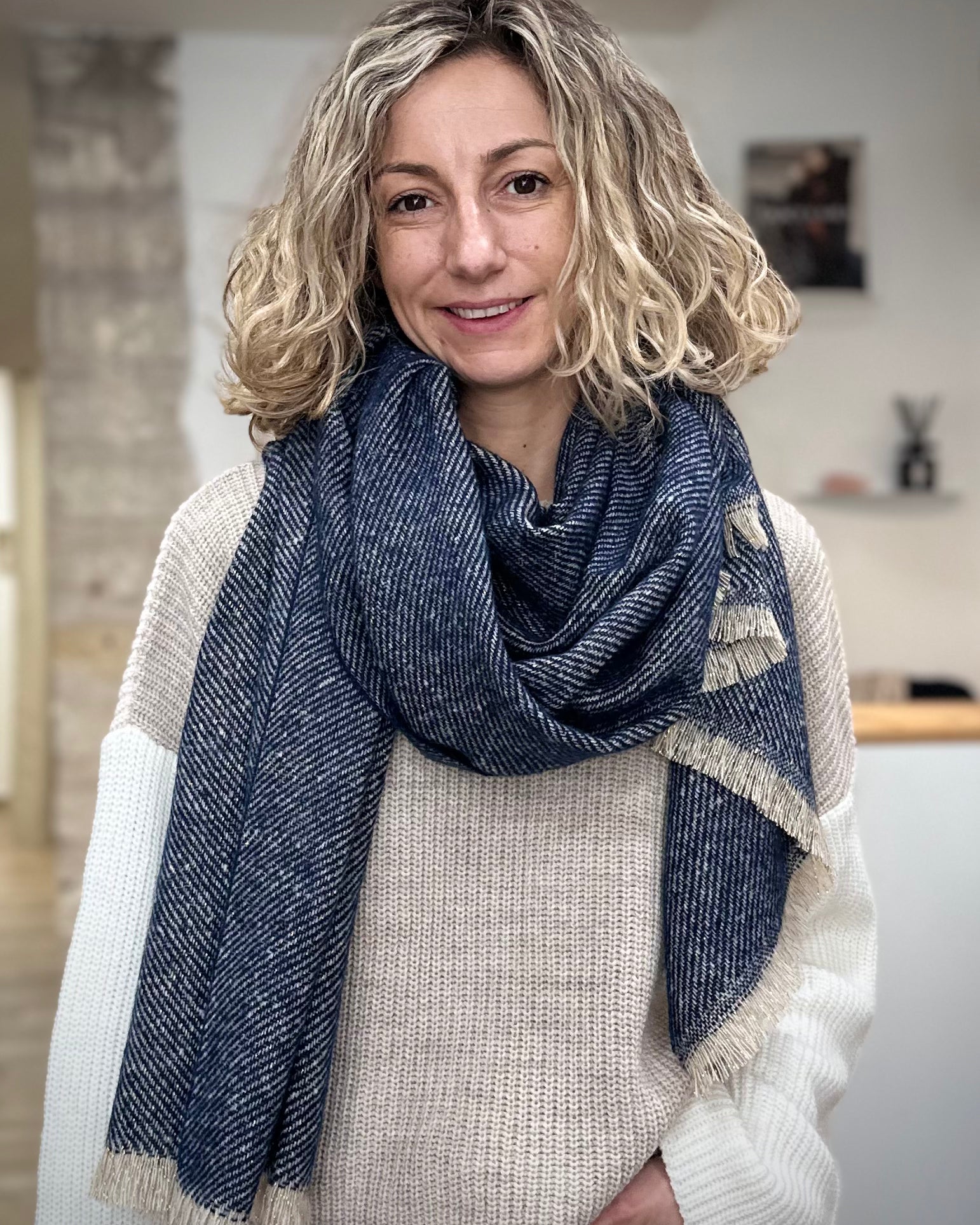 écharpe Mira bleu marine avec fil doré