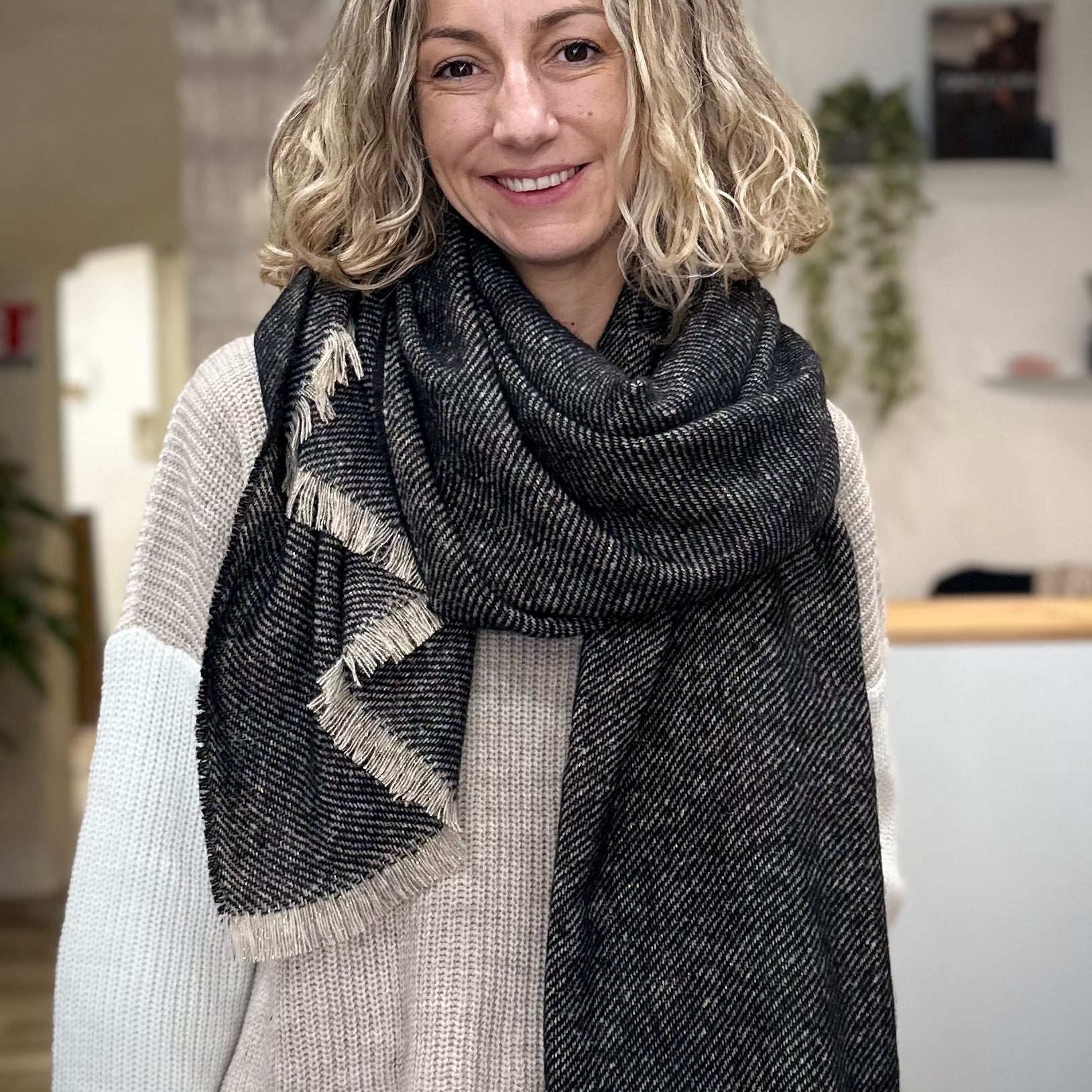 écharpe noire Mira avec éclat doré