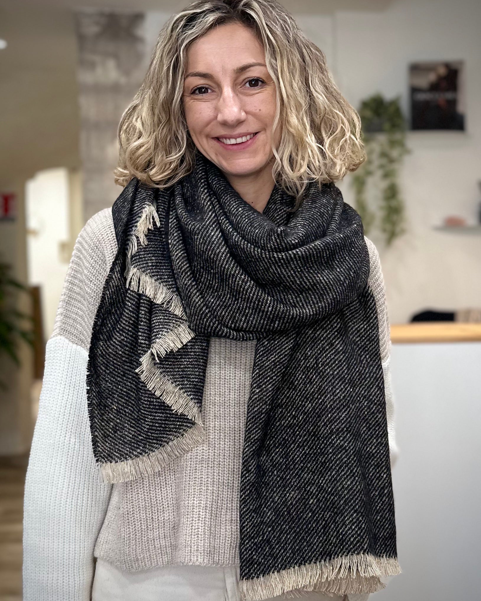 écharpe noire Mira avec éclat doré