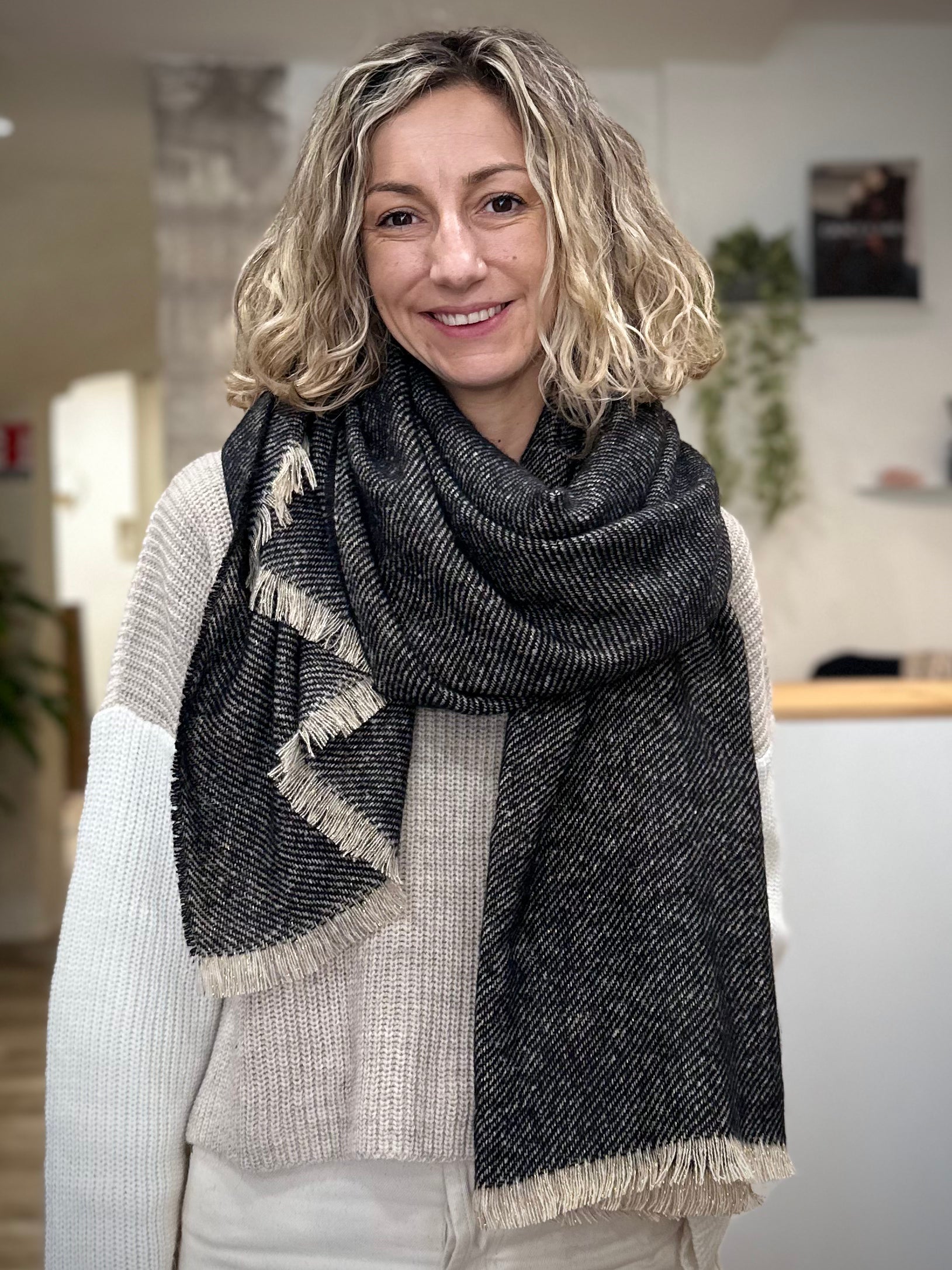 écharpe noire Mira avec éclat doré