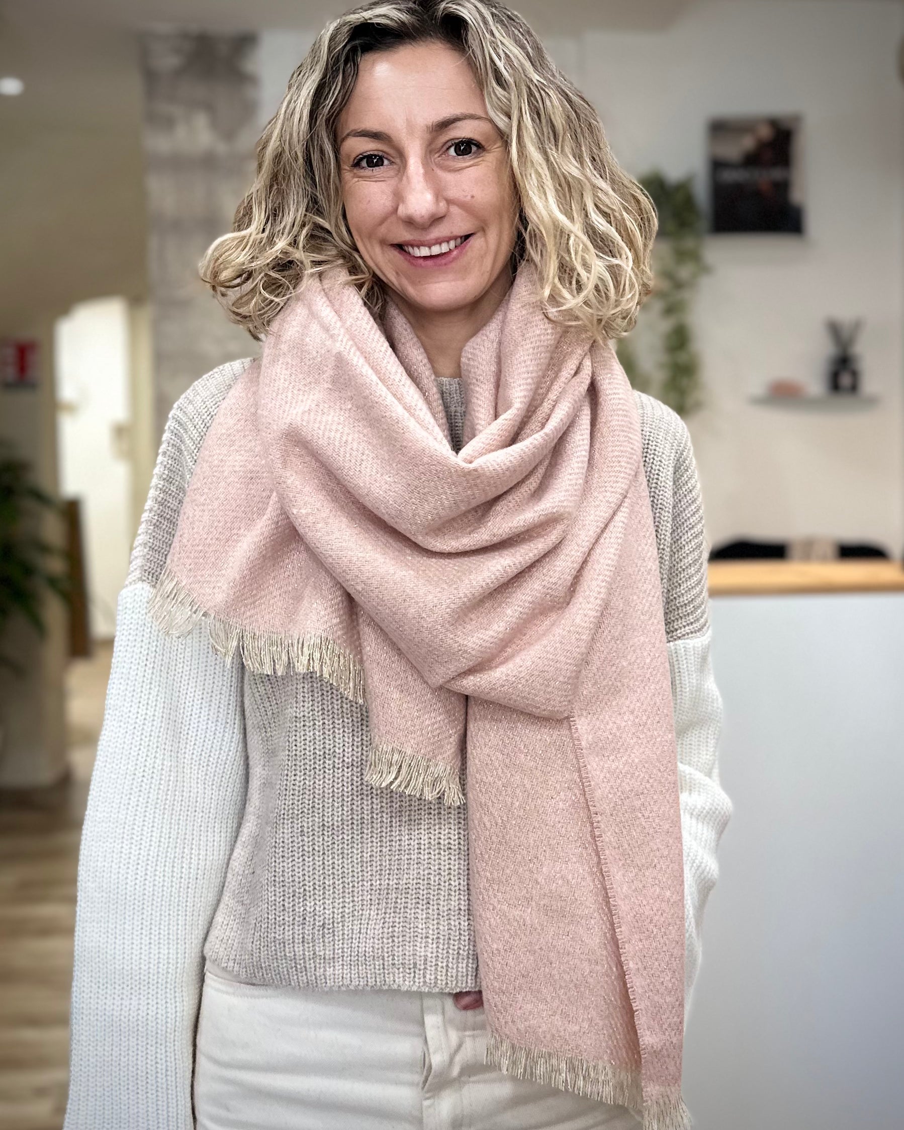 écharpe Mira rose pastel avec fil doré