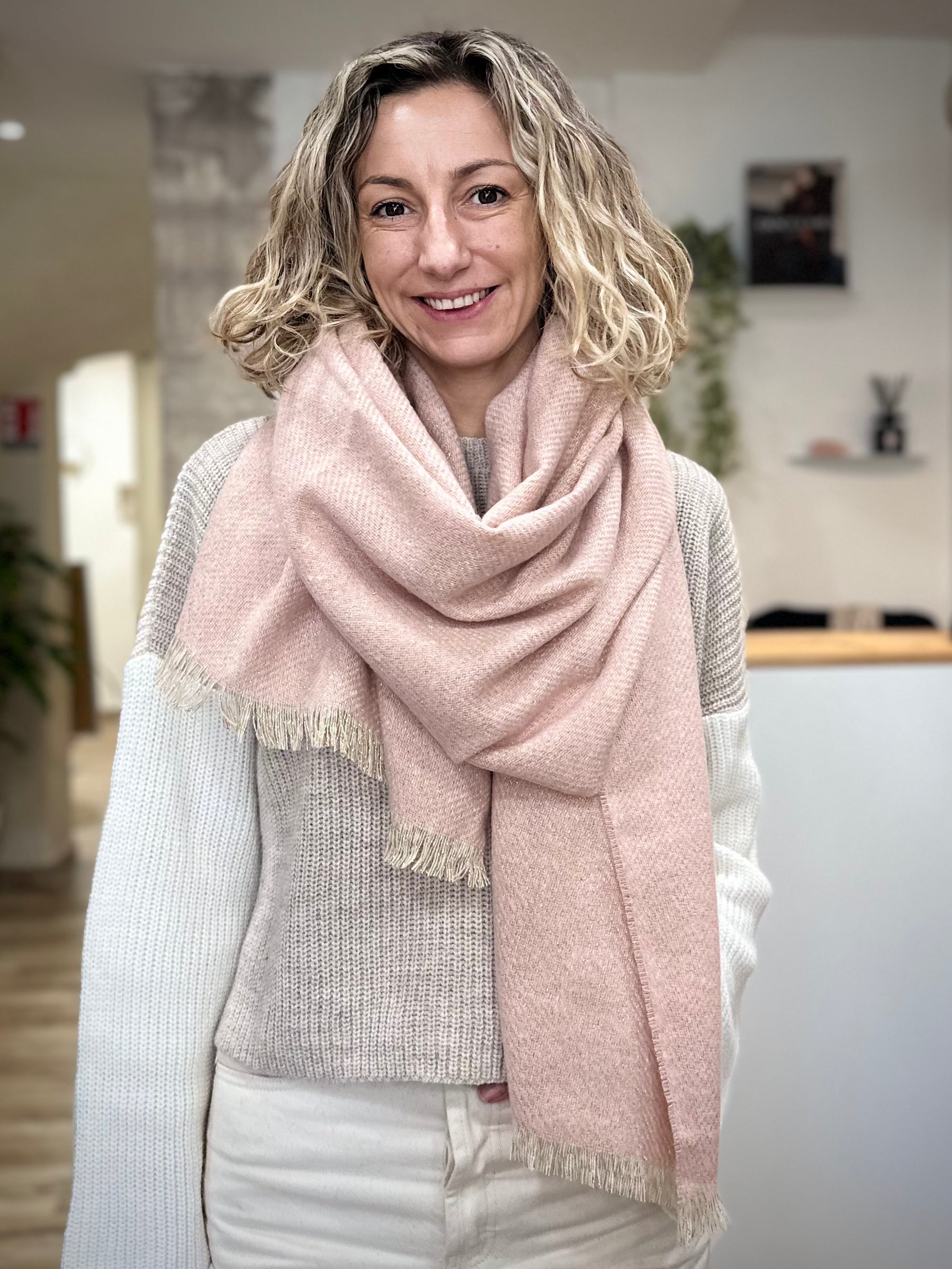 écharpe Mira rose pastel avec fil doré