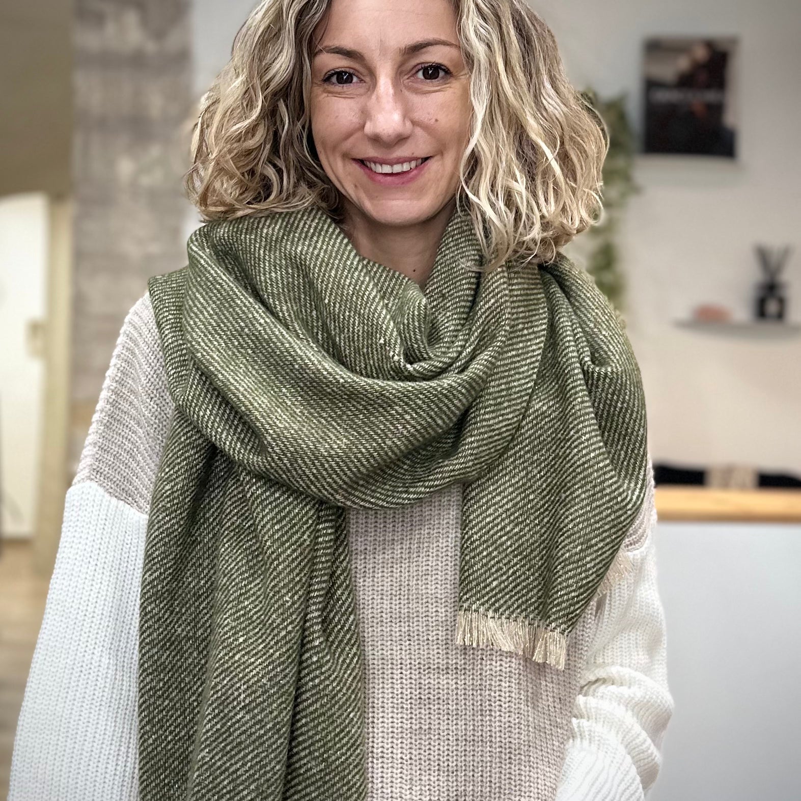 écharpe kaki Mira avec fil doré