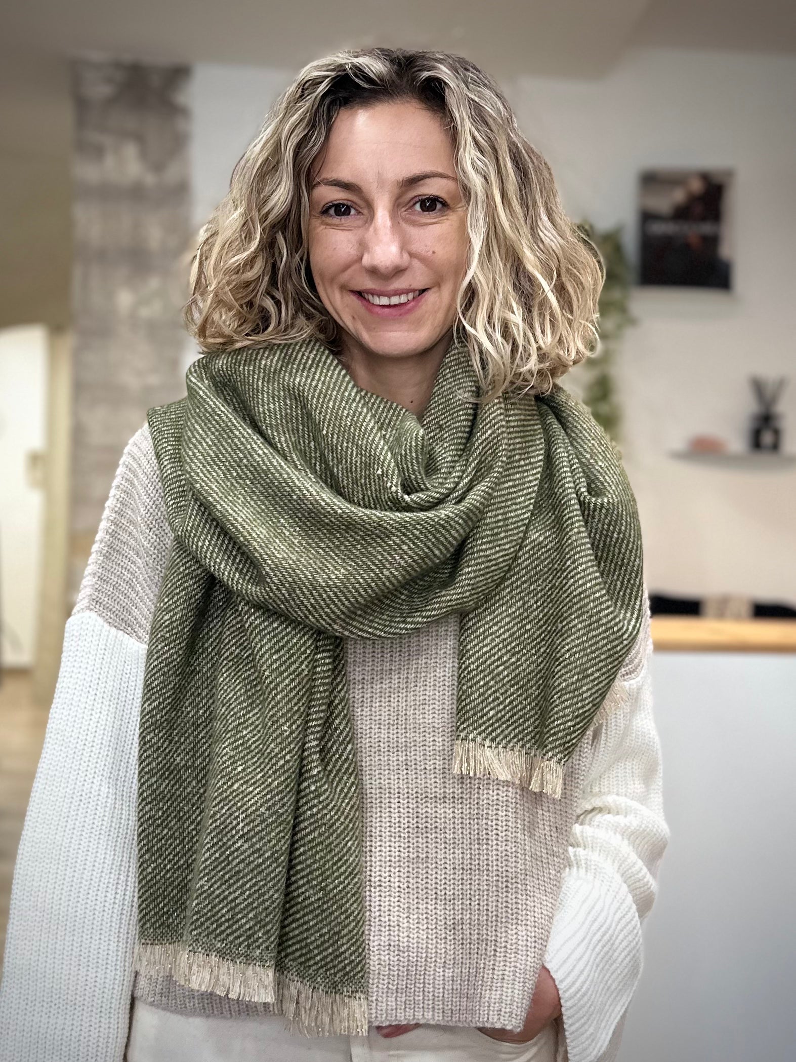 écharpe kaki Mira avec fil doré