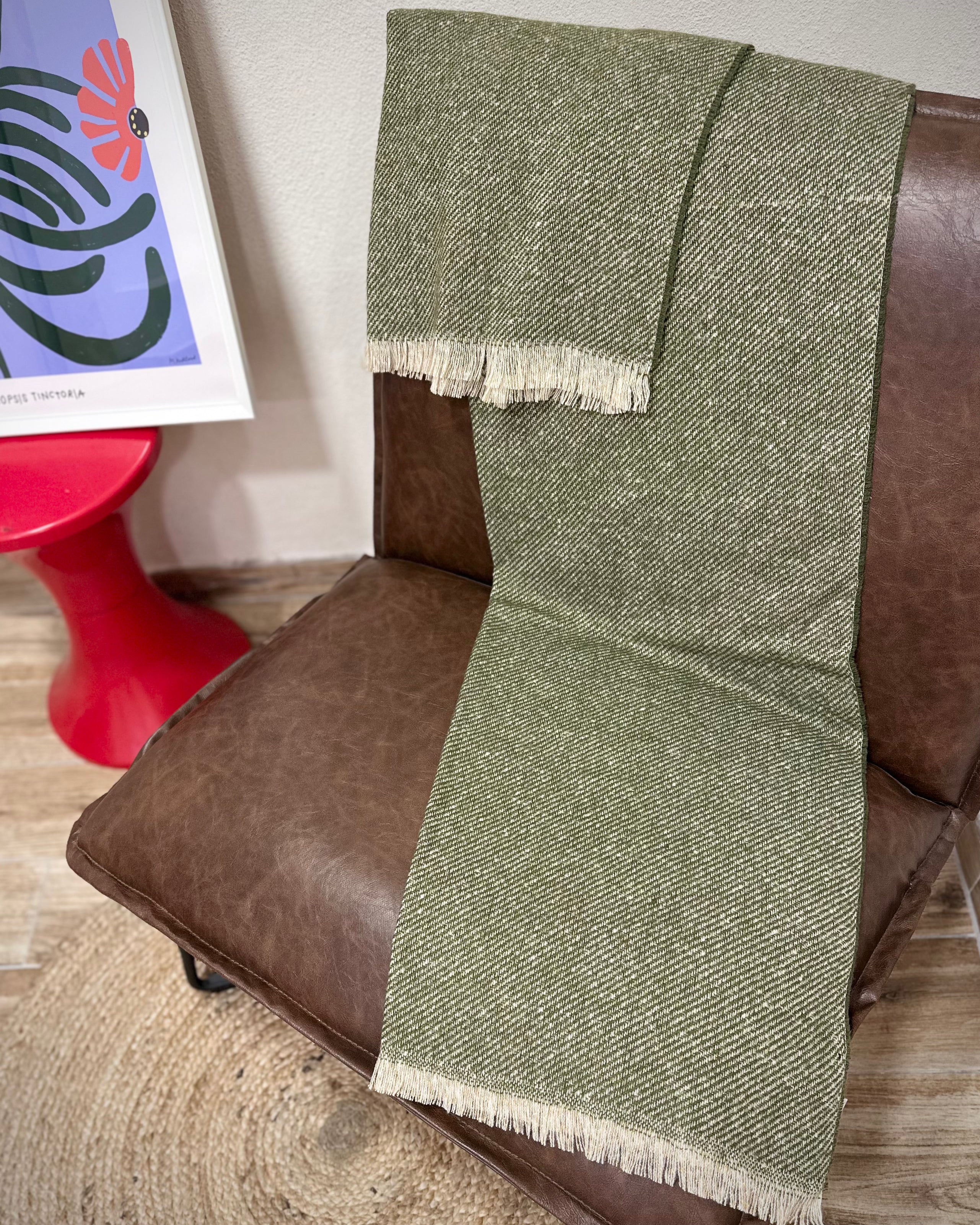 écharpe Mira kaki doré posée sur un fauteuil