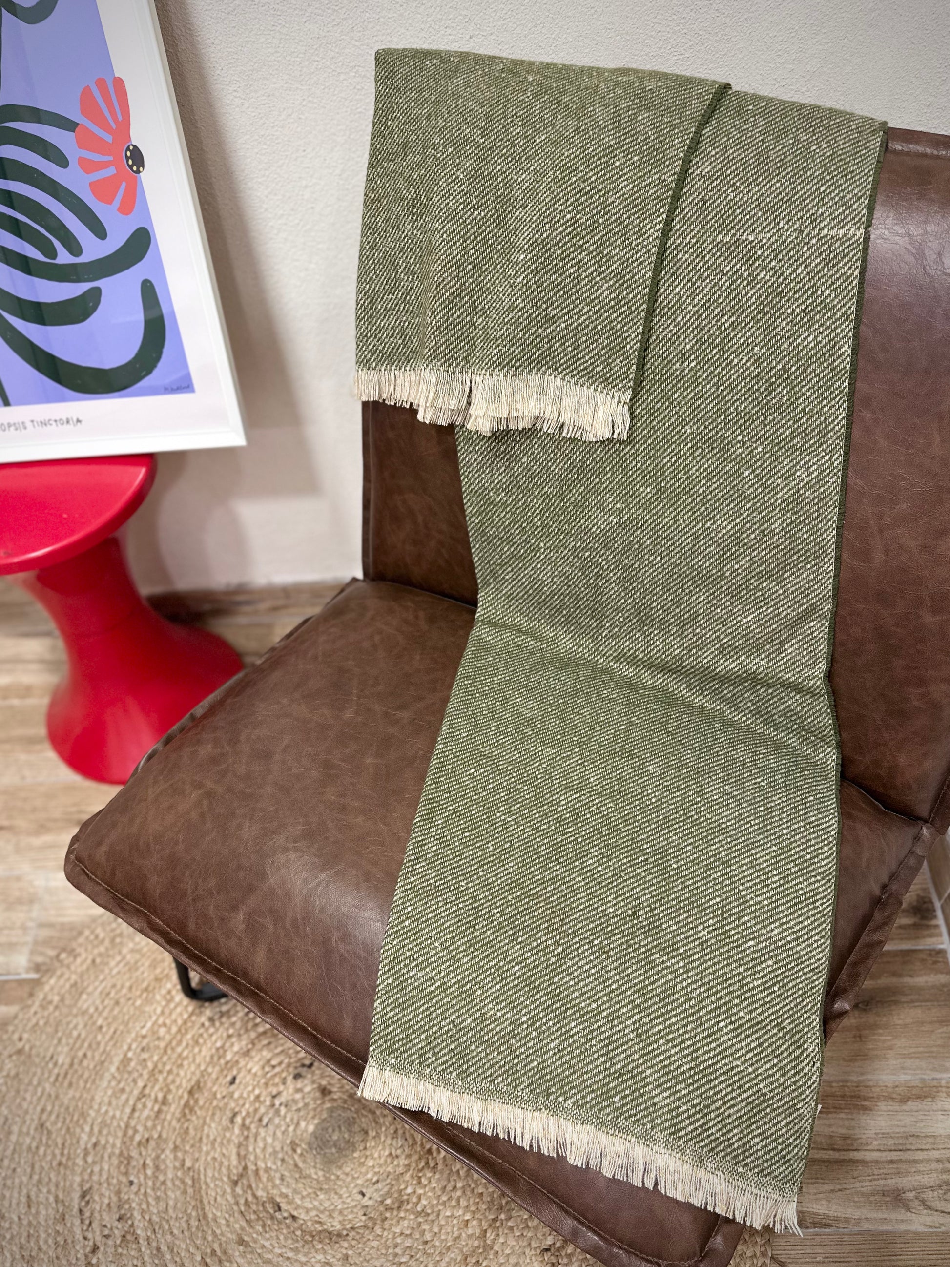 écharpe Mira kaki doré posée sur un fauteuil