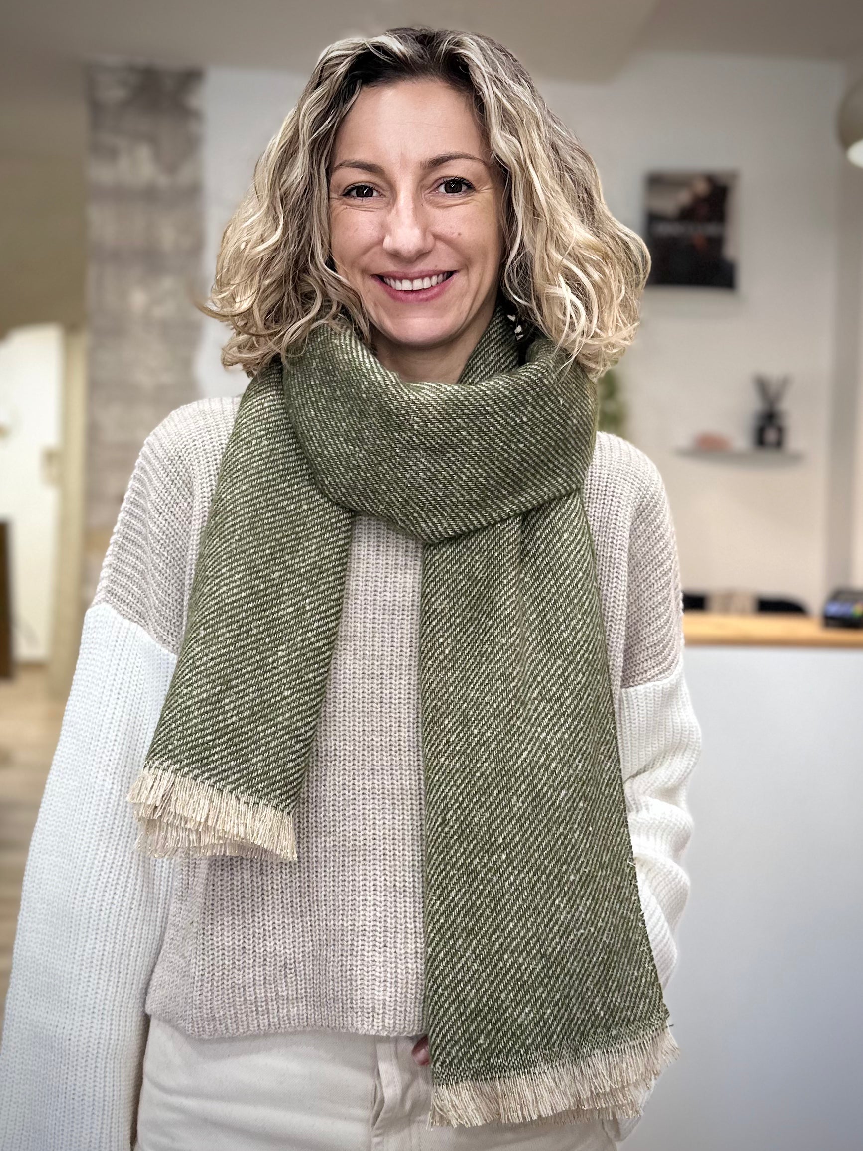 écharpe longue kaki Mira style casual chic