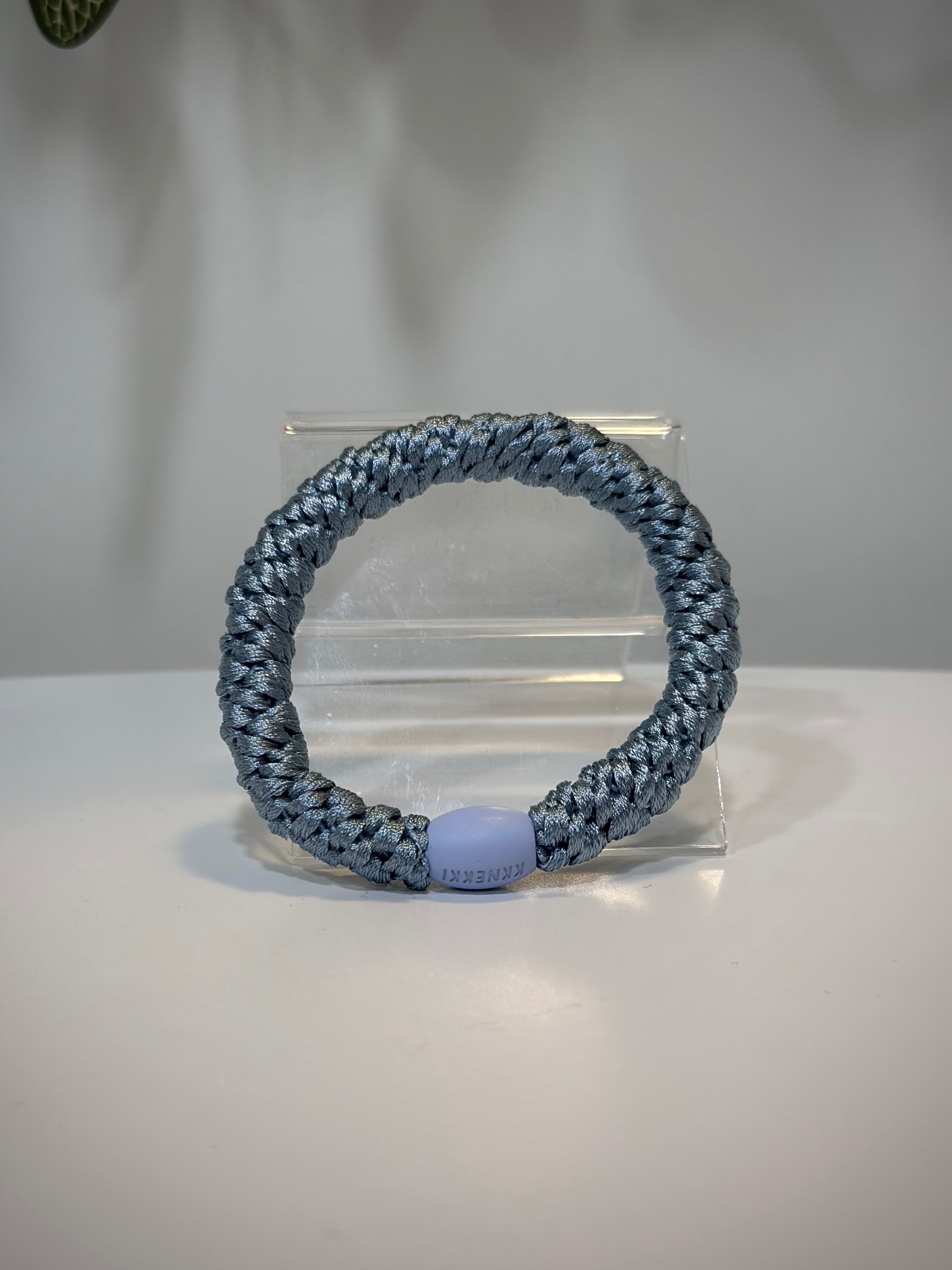 élastiques Kknekki bleu ciel posés sur une table en bois clair