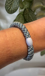élastique bleu ciel porté en bracelet sur poignet femme