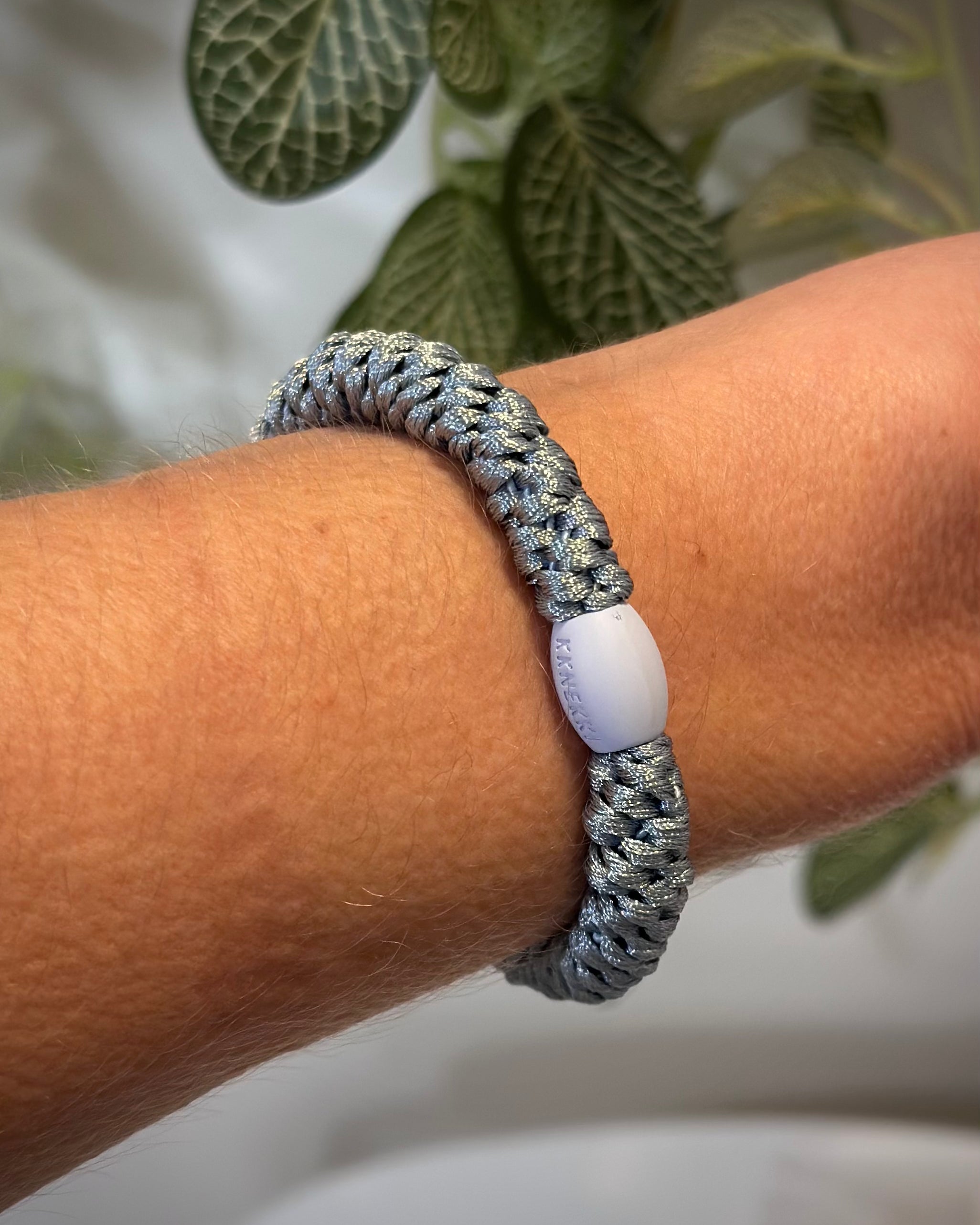 élastique bleu ciel porté en bracelet sur poignet femme