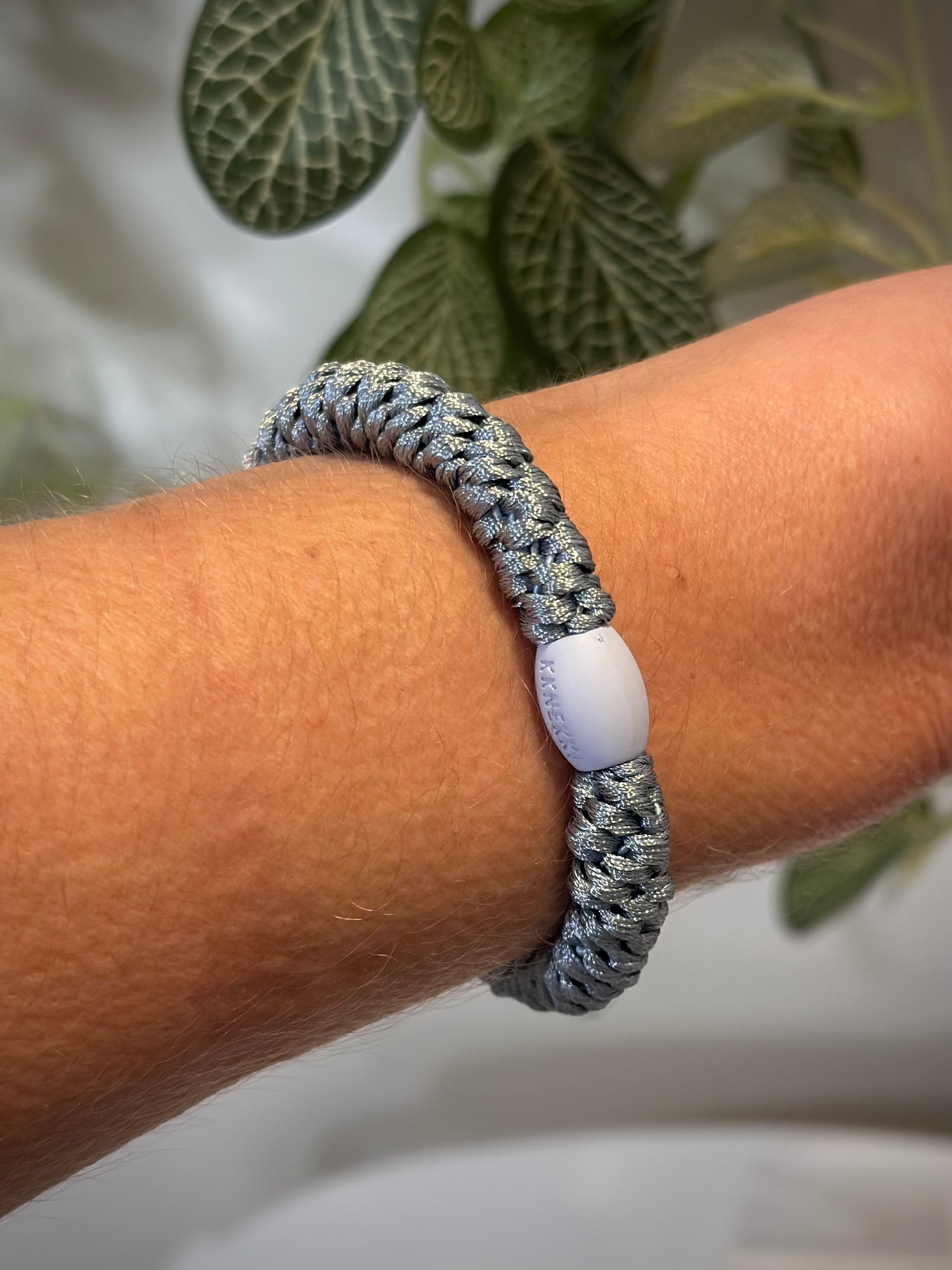 élastique bleu ciel porté en bracelet sur poignet femme