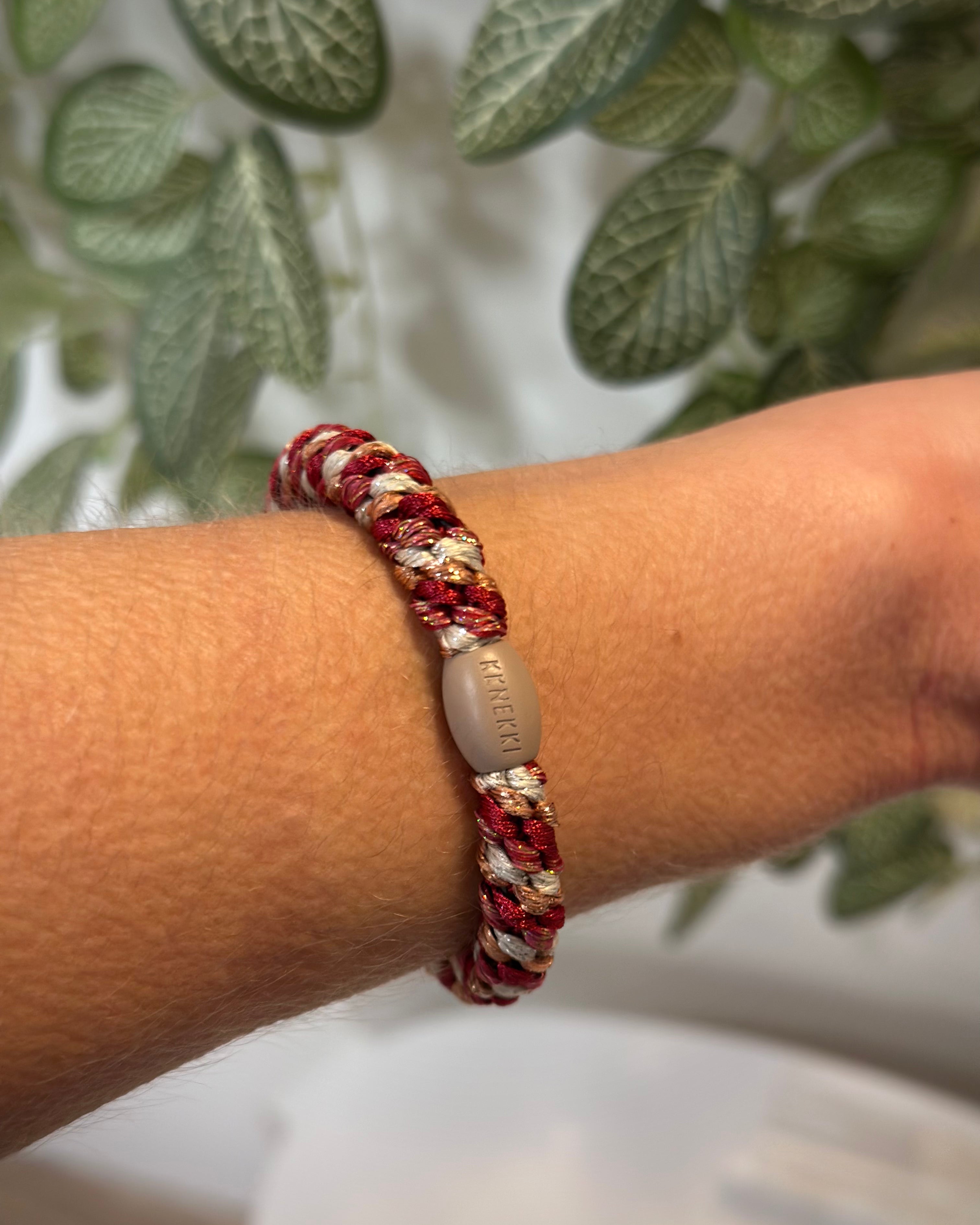 élastique framboise ivoire pailleté porté au poignet