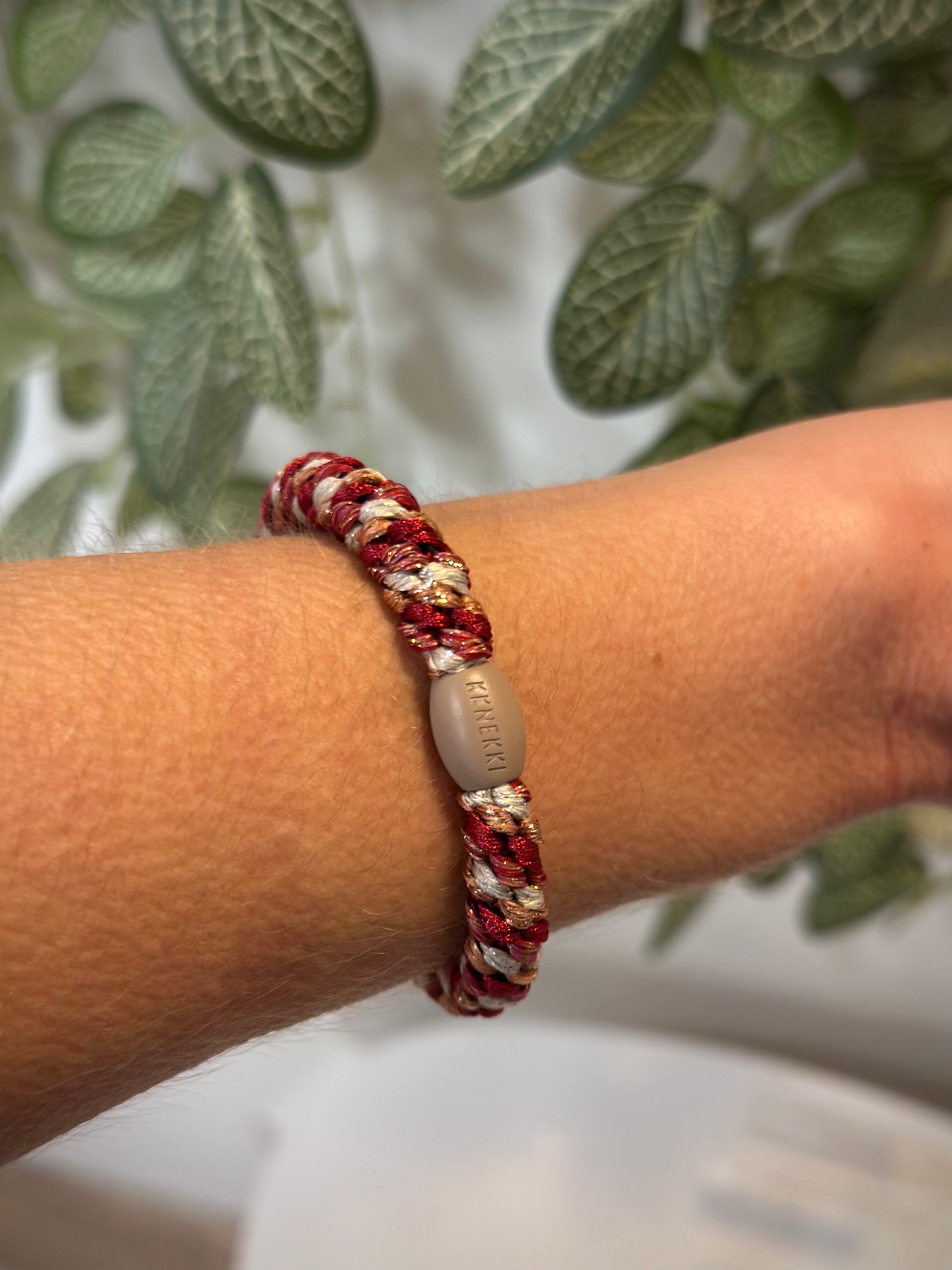 élastique framboise ivoire pailleté porté au poignet