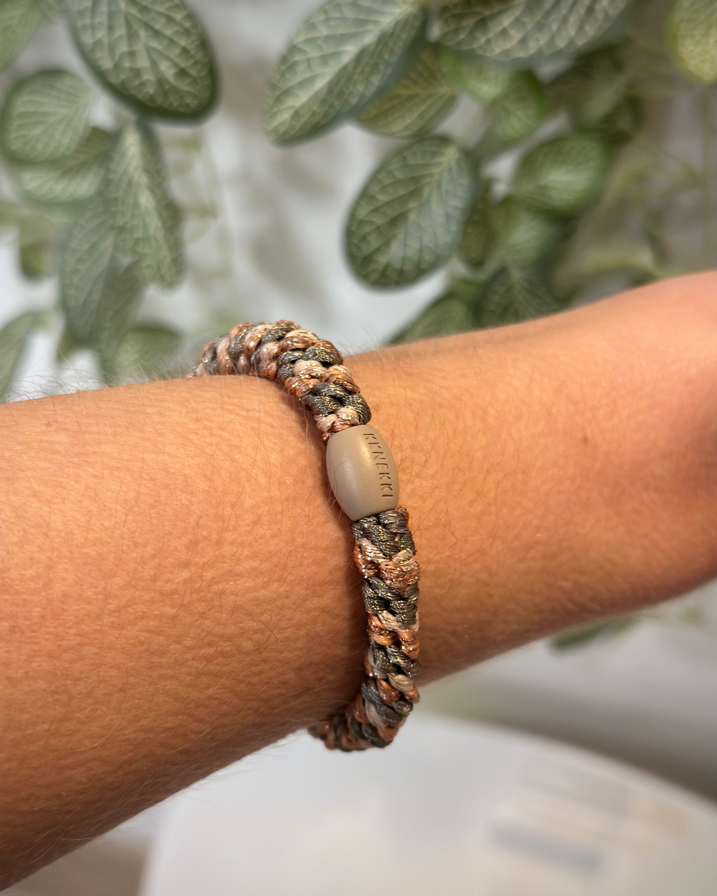 élastique Kknekki kaki rose gold pailleté porté comme bracelet sur poignet femme