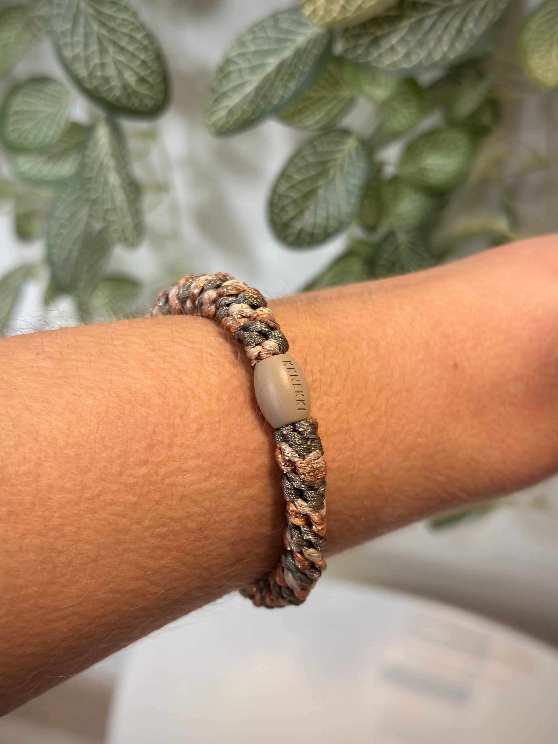 élastique Kknekki kaki rose gold pailleté porté comme bracelet sur poignet femme