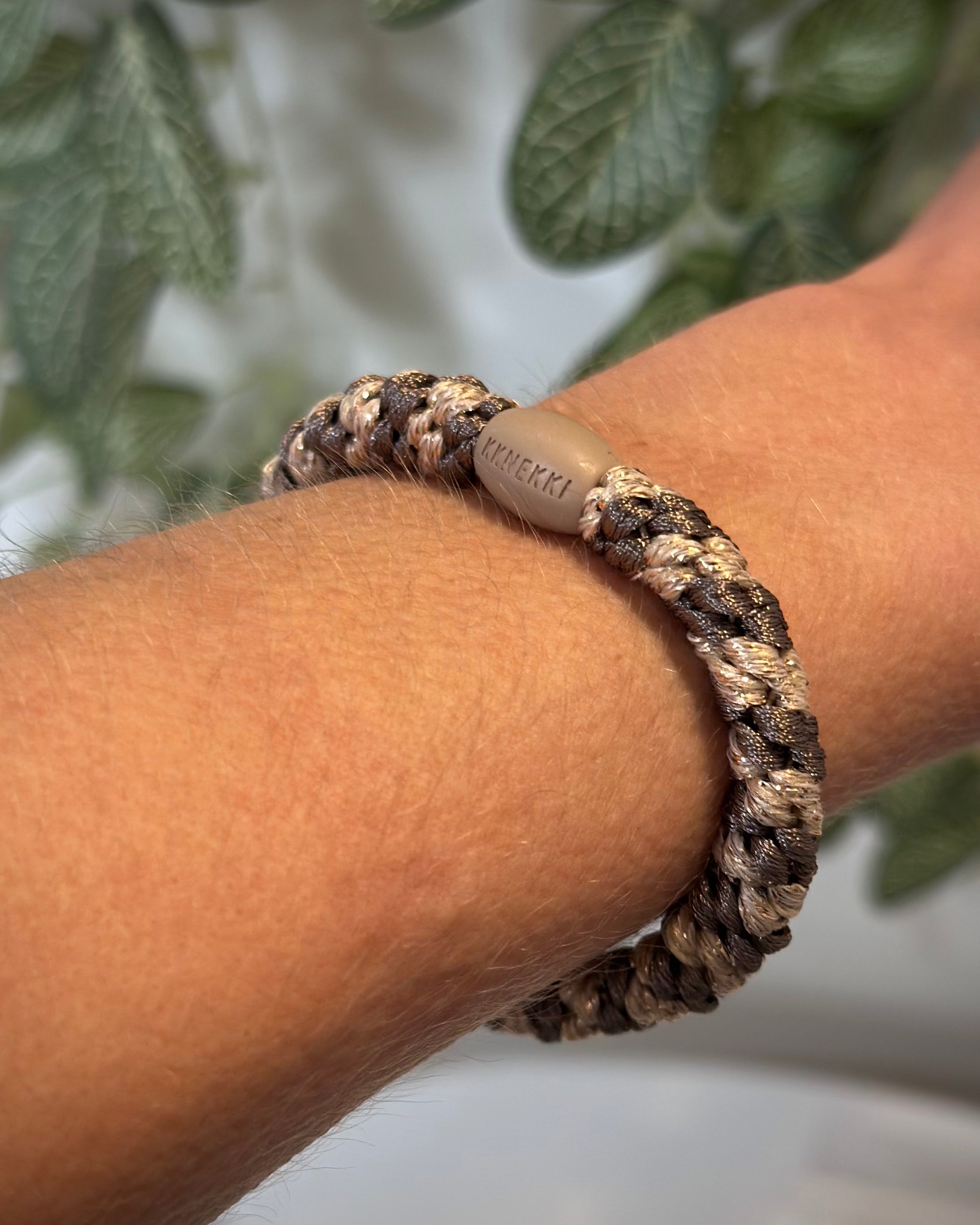 élastique moka beige pailleté porté en bracelet sur poignet femme