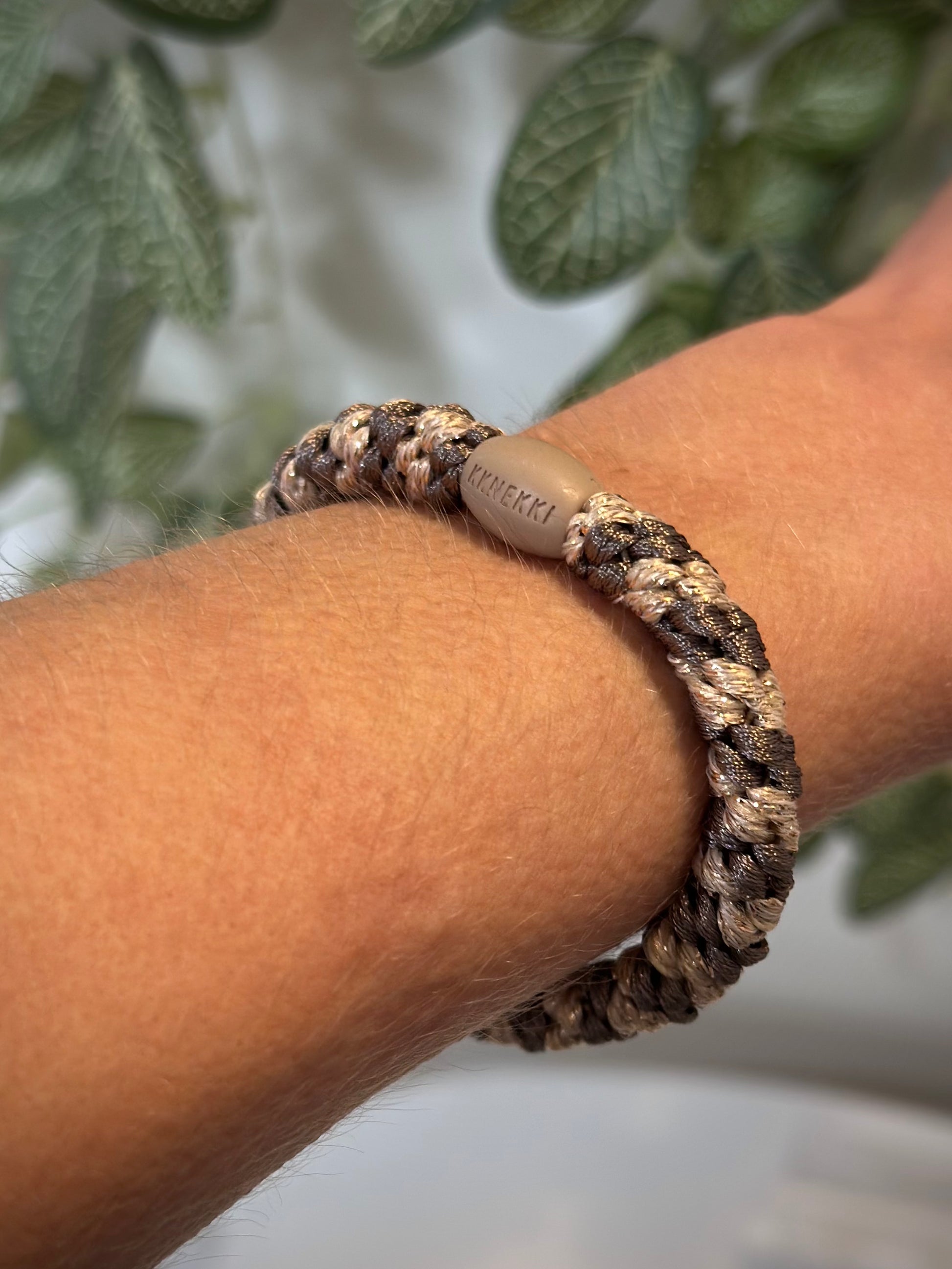 élastique moka beige pailleté porté en bracelet sur poignet femme