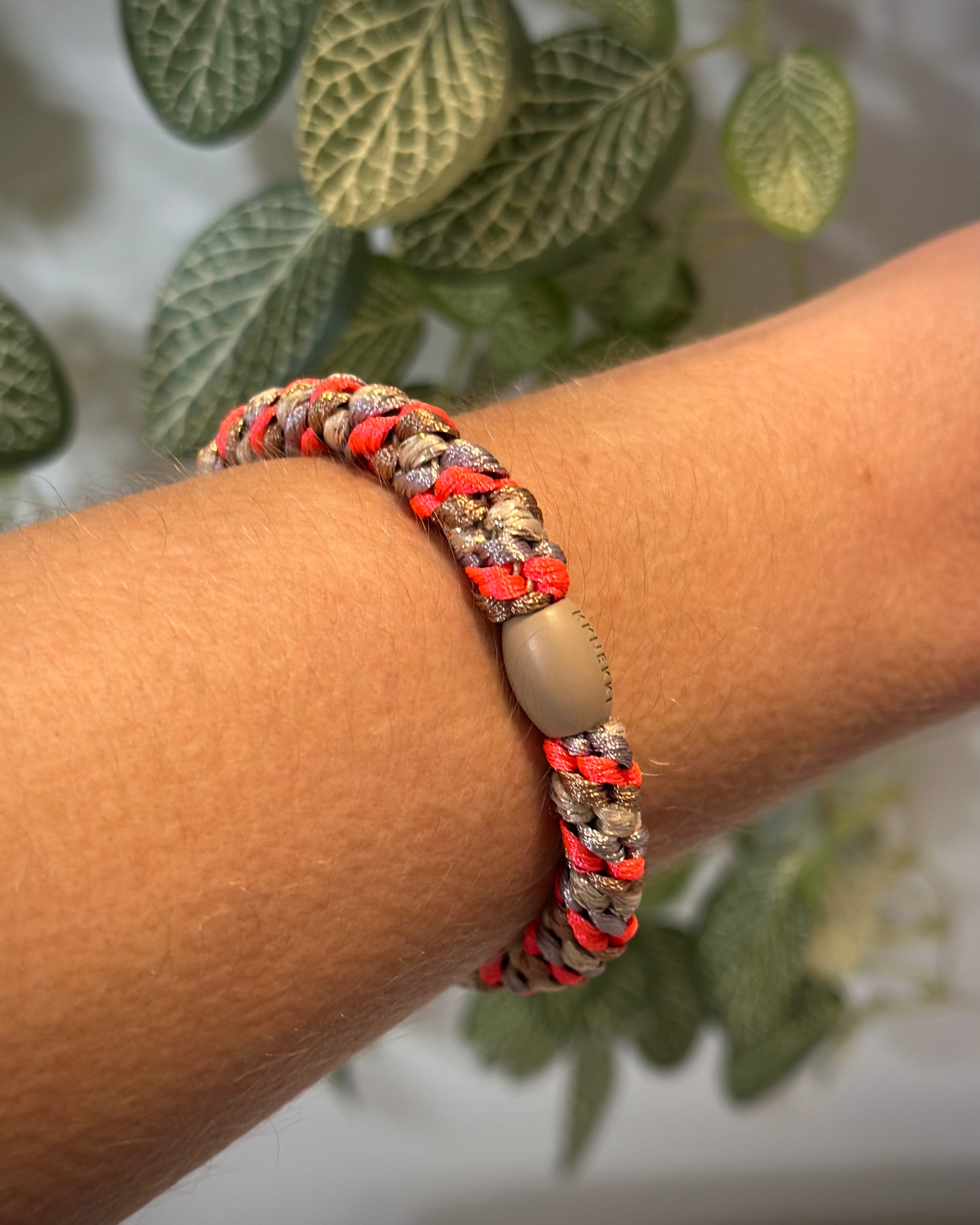 élastique nougat rose fluo pailleté porté comme bracelet