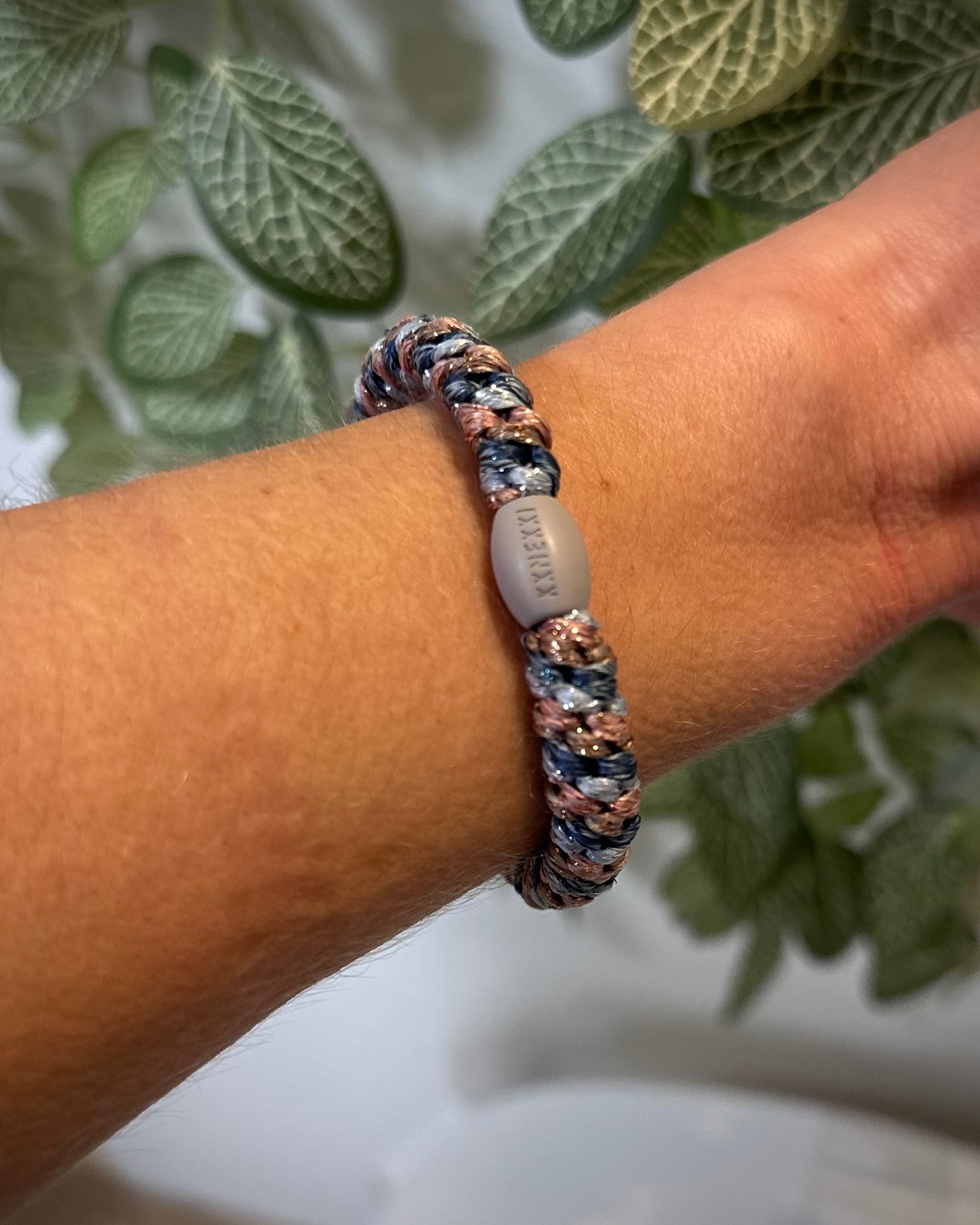 élastique Kknekki pastel pailleté porté comme bracelet au poignet