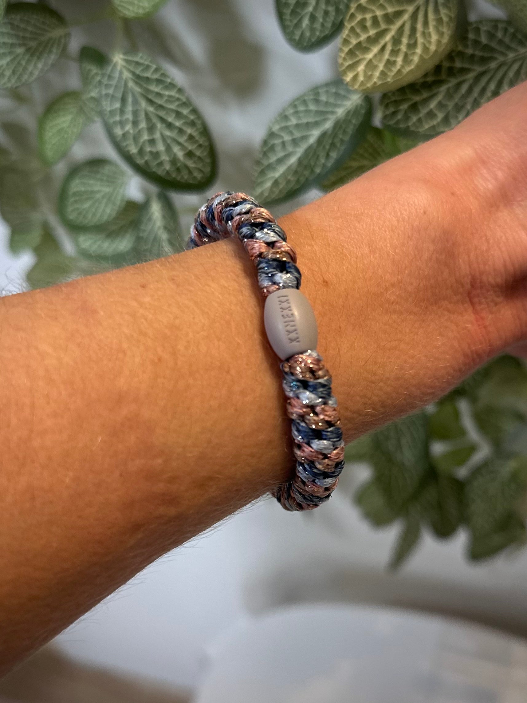 élastique Kknekki pastel pailleté porté comme bracelet au poignet