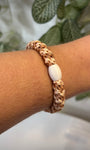 élastique rose gold orange pailleté porté en bracelet sur poignet femme