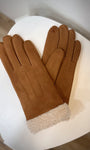 Gros plan sur gants camel avec poignet shearling