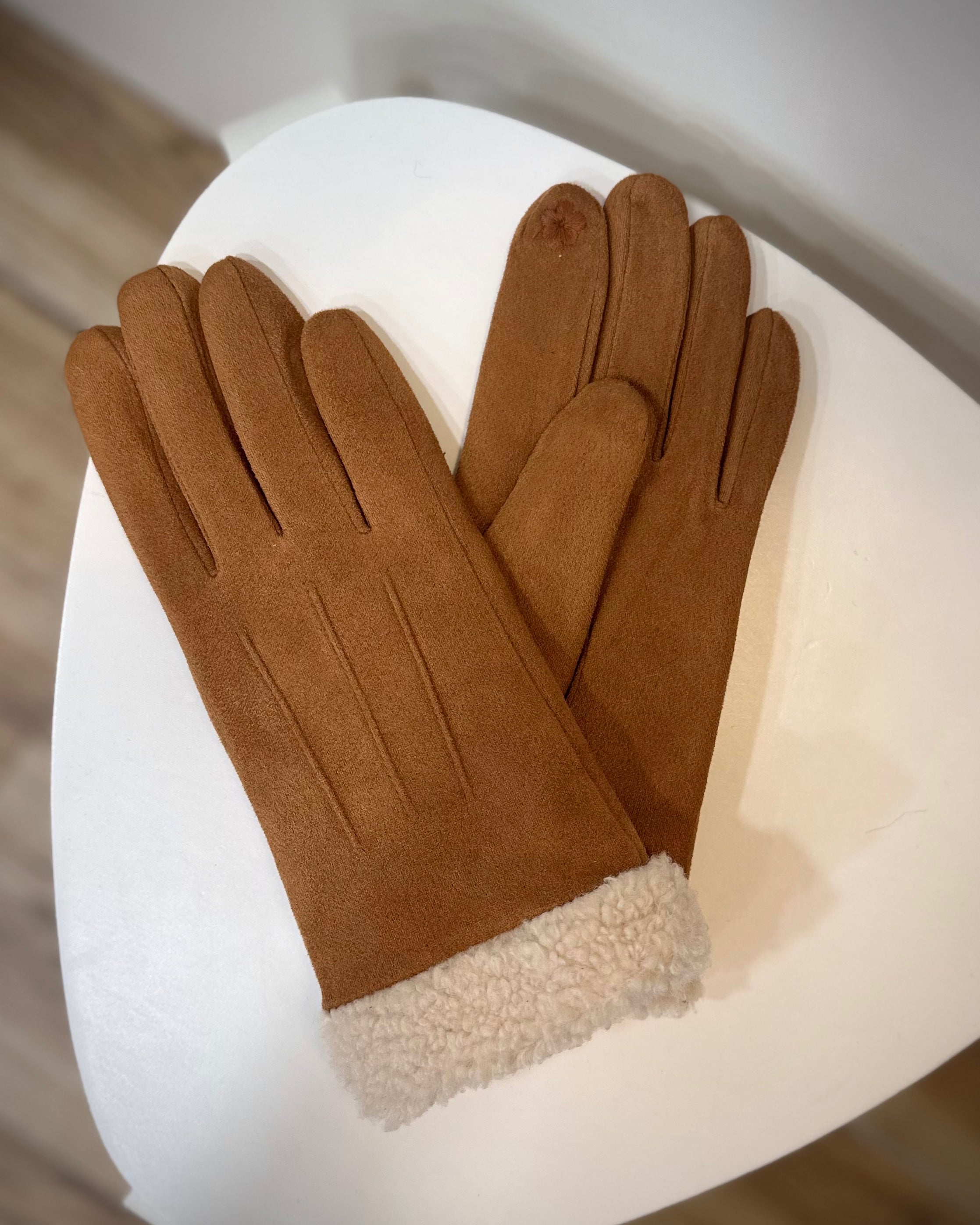 Gros plan sur gants camel avec poignet shearling