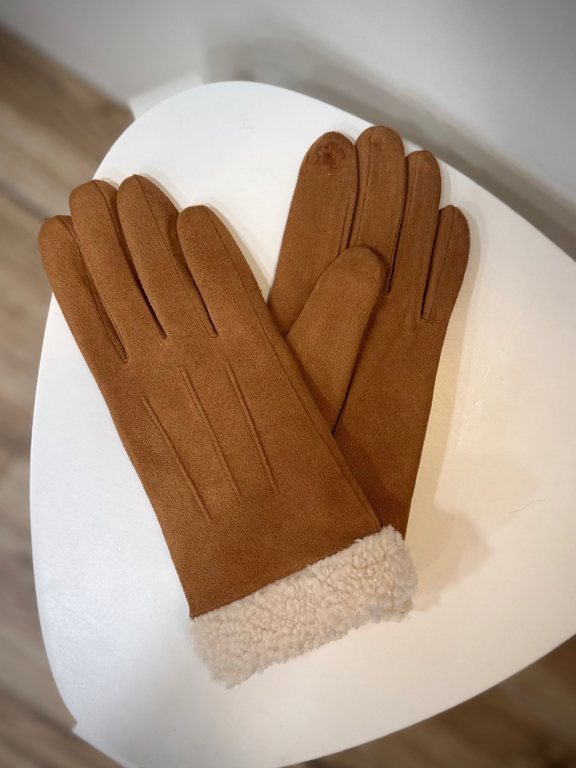 Gros plan sur gants camel avec poignet shearling