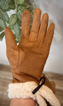 Gants femme camel suédine posés sur une main