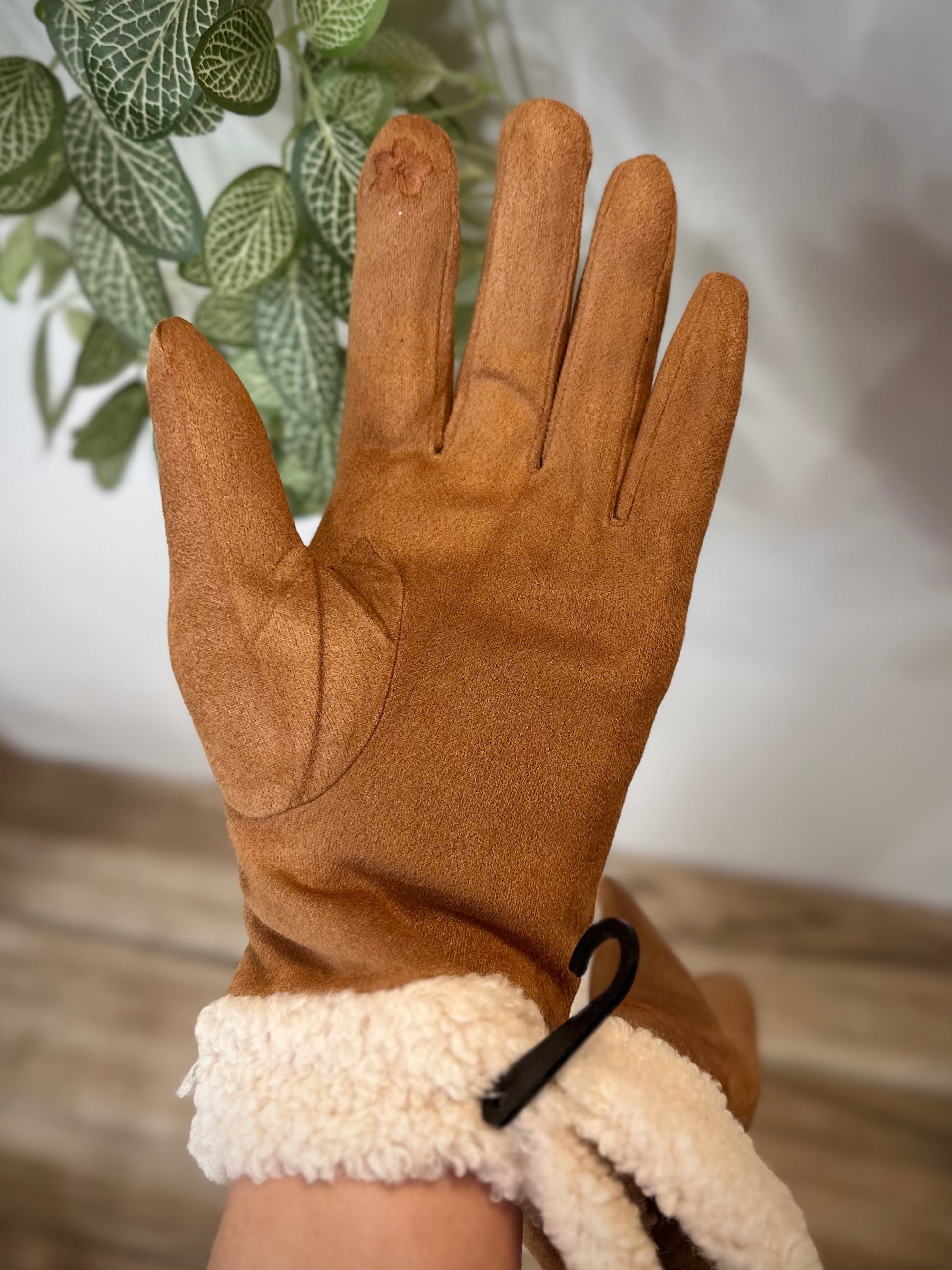 Gants femme camel suédine posés sur une main