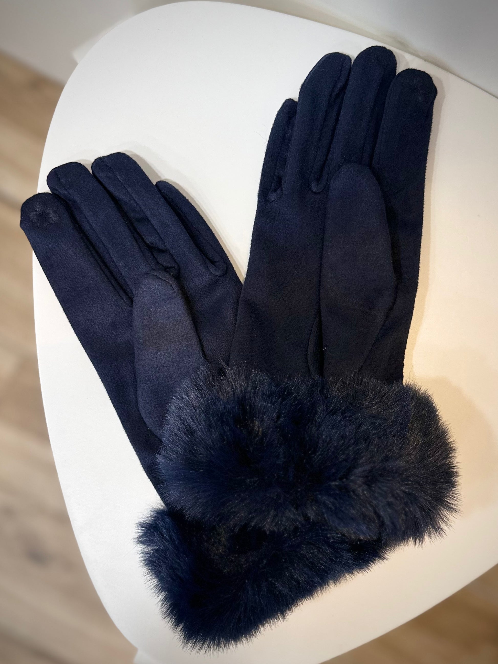 Poignet fourrure synthétique sur gants bleu marine