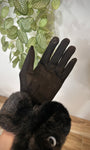 Gants noirs près d’une plante décorative