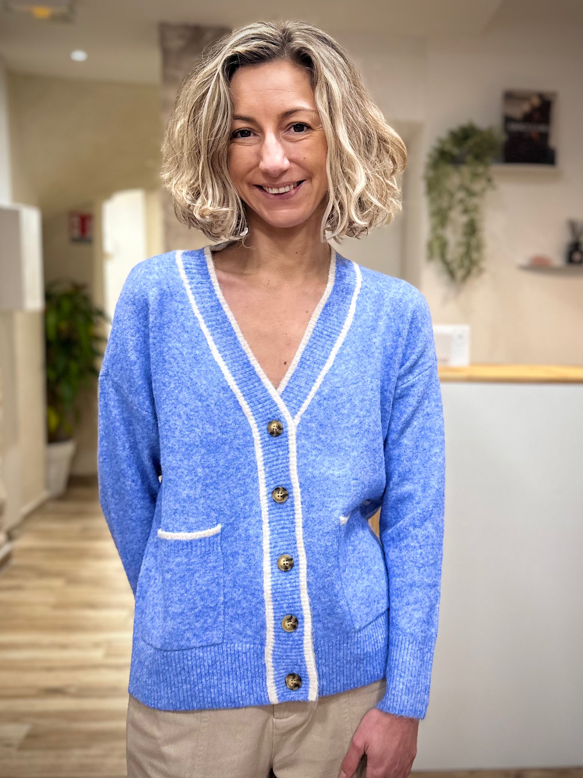 Finition contrastée col V cardigan bleu chiné