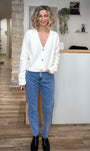 Gilet blanc femme chic sur jean clair