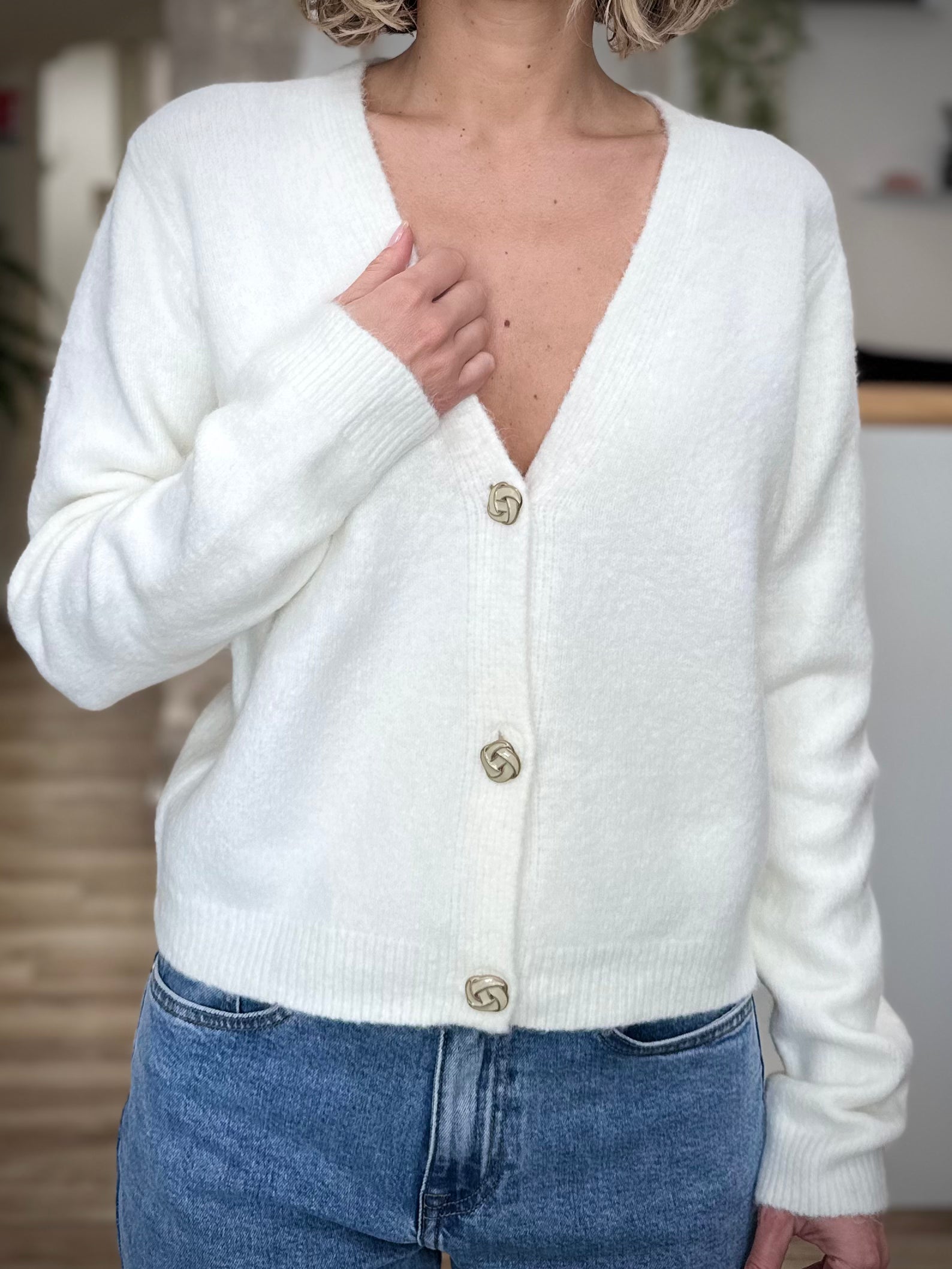 Détail col V gilet blanc bijou