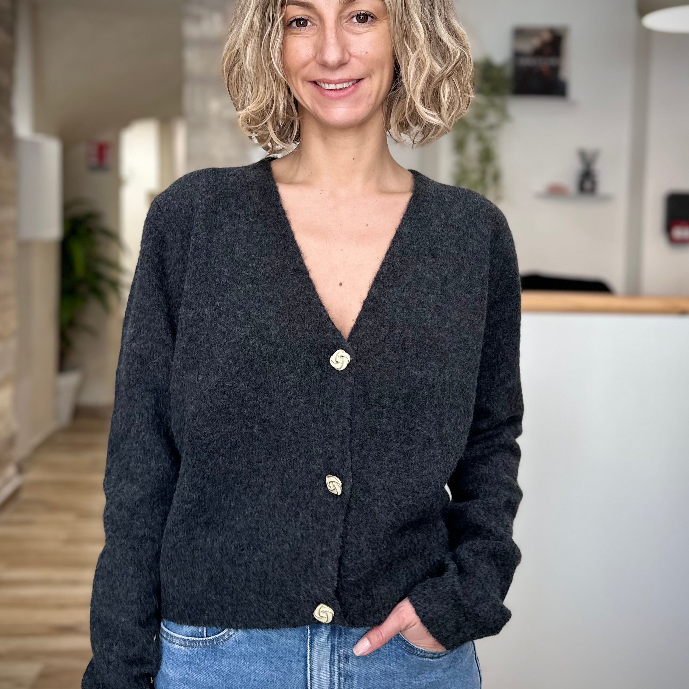 Femme portant un gilet gris anthracite en maille douce