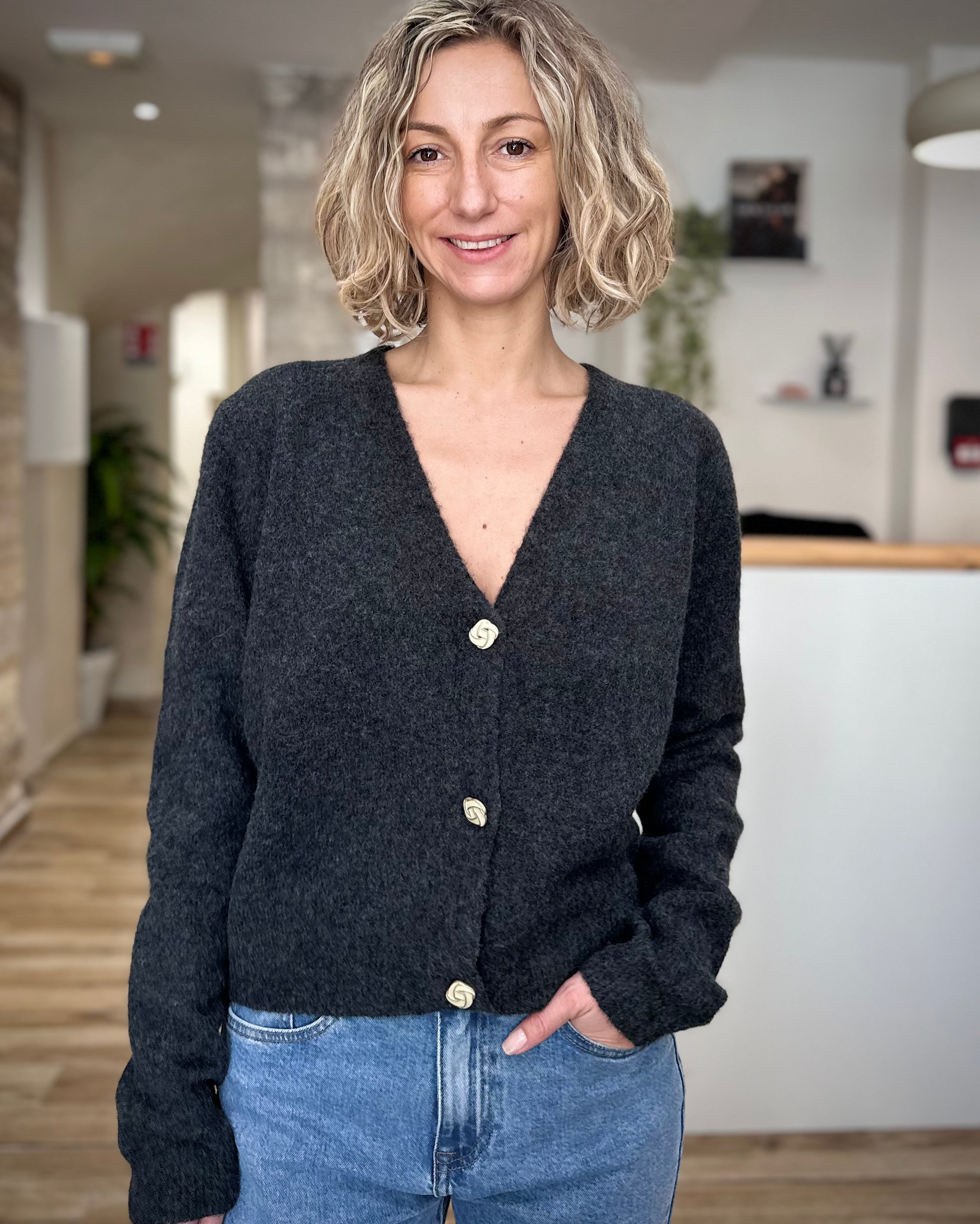 Femme portant un gilet gris anthracite en maille douce
